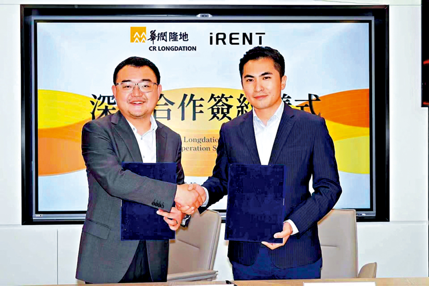 　　圖：華潤隆地代表景鑫（左）與iRENT創辦人許沛文（右）簽訂營運學生宿舍的合作協議。