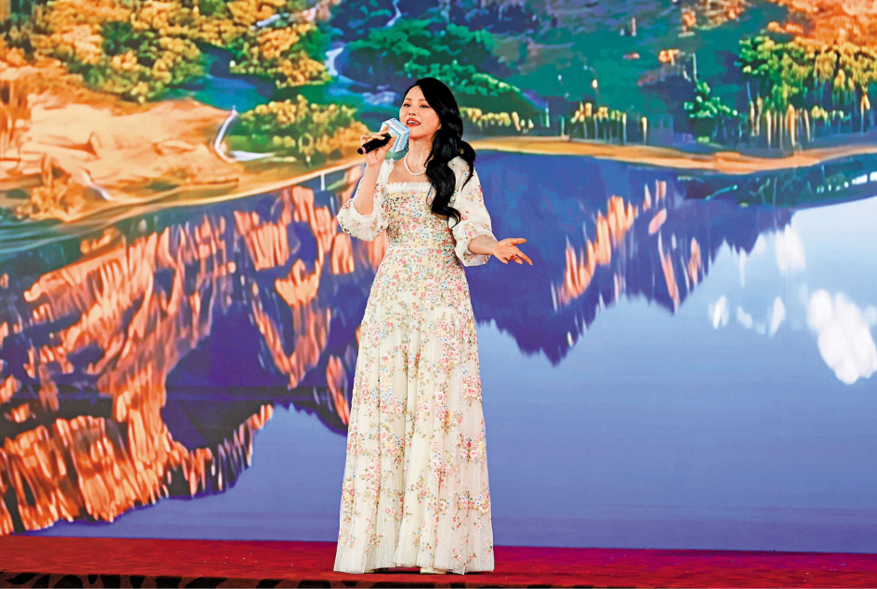 　　圖：台灣藝人伊能靜在第三屆海峽兩岸中華文化峰會上演唱《阿里山的姑娘》。\中新社