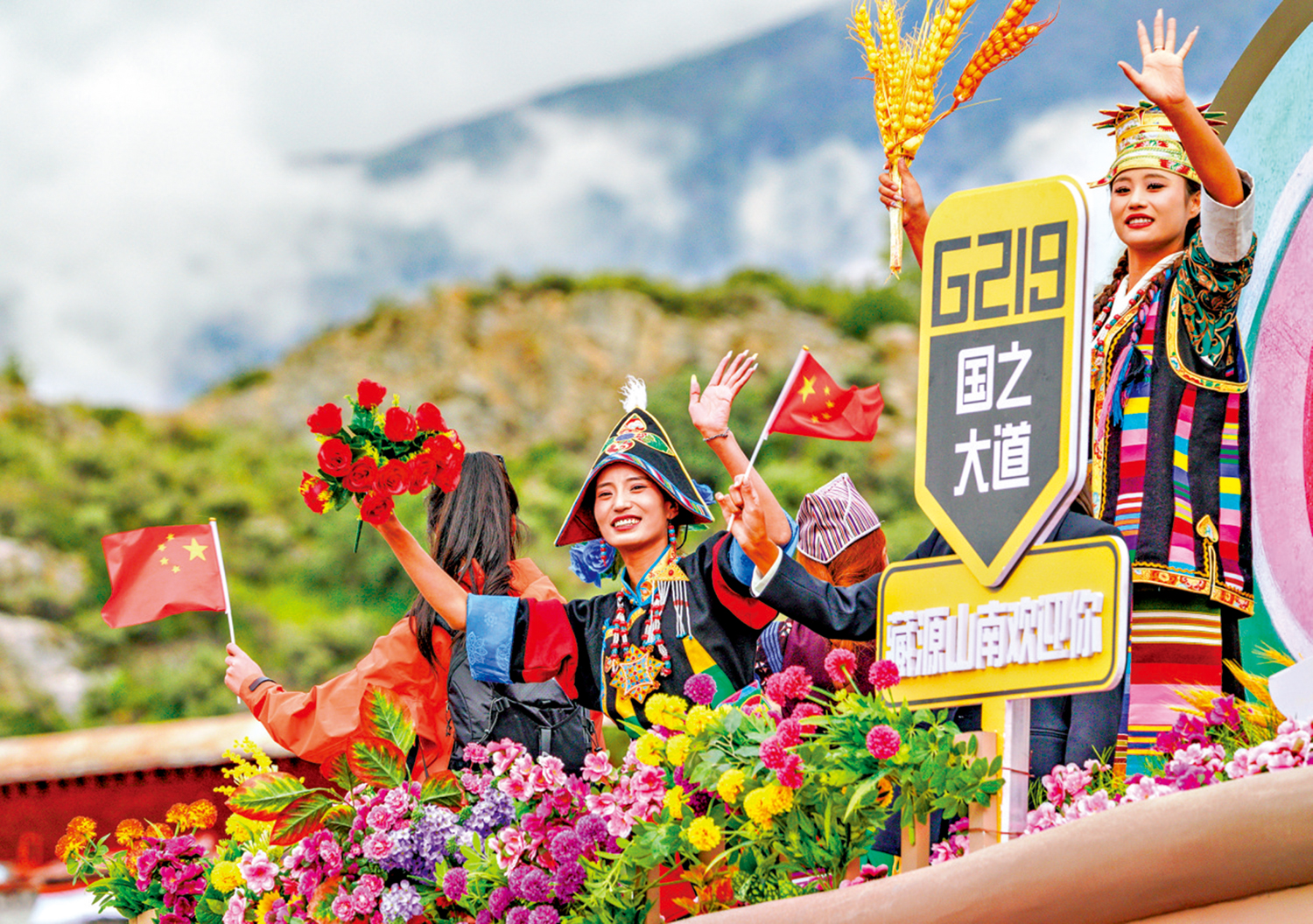 　　圖：2025年8月，西藏約2萬人歡聚拉薩市布達拉宮廣場，慶祝西藏自治區成立60周年。\新華社
