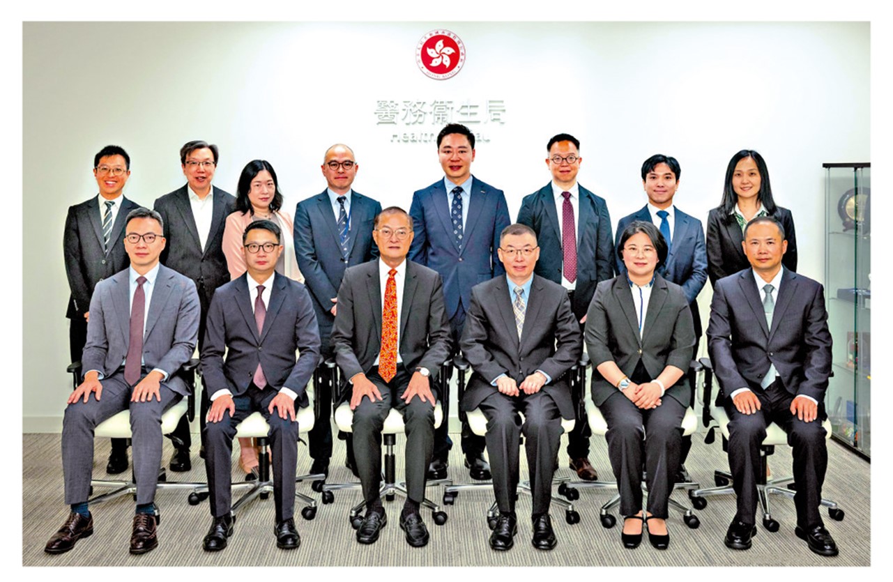 　　圖：盧寵茂昨日與上海市衞生健康委員會副主任胡鴻毅率領的代表團舉行會議。圖為一眾與會者合照。