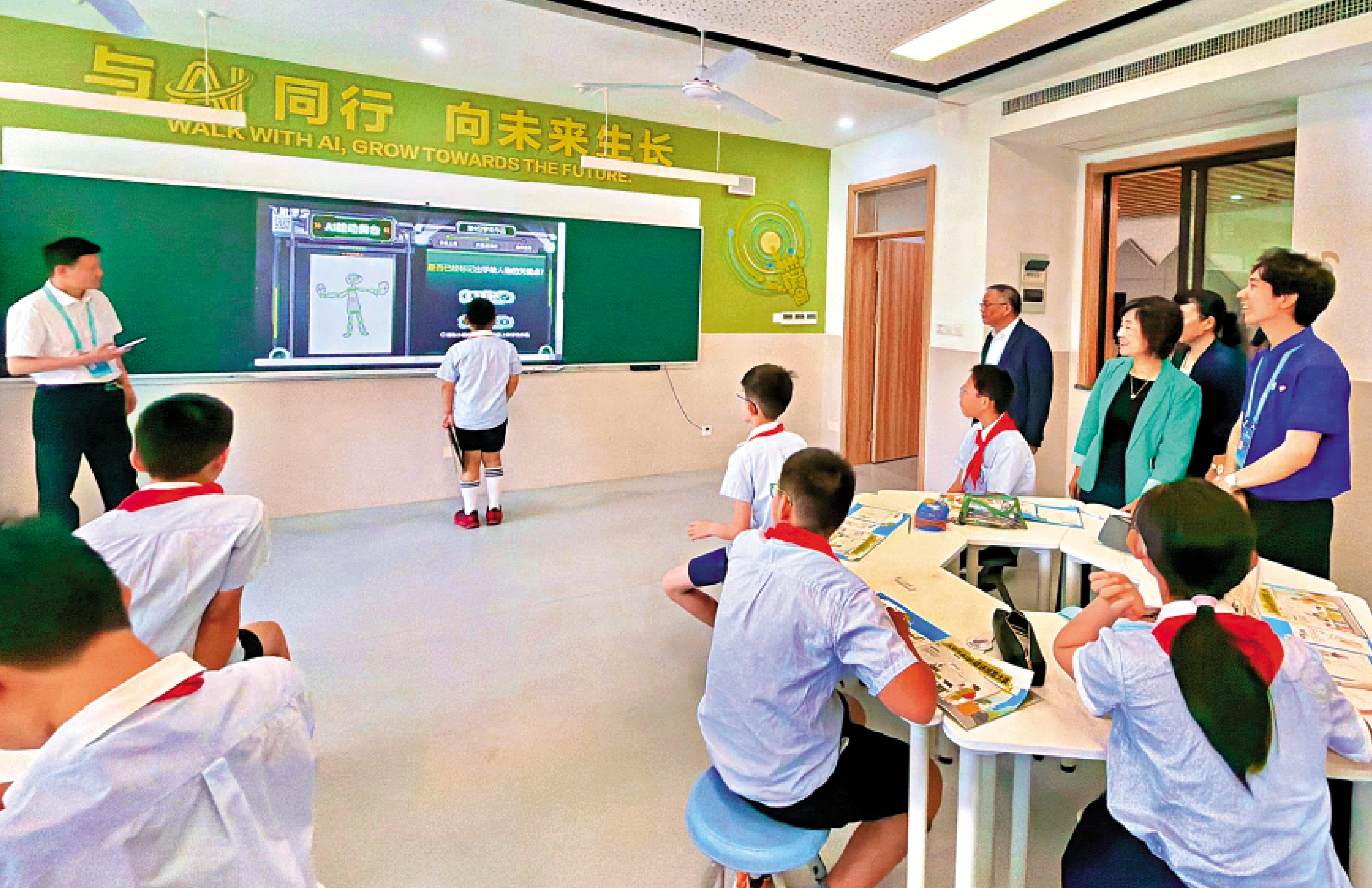 　　圖：蔡若蓮前日在浙江杭州到訪人工智能教育應用試點學校杭州市春暉小學。