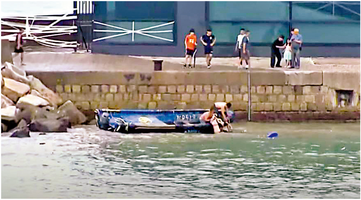 　　圖：超強颱風「樺加沙」去年九月襲港，一對父母帶同幼子到柴灣海邊觀浪，其間母子墮海，幸獲救起。