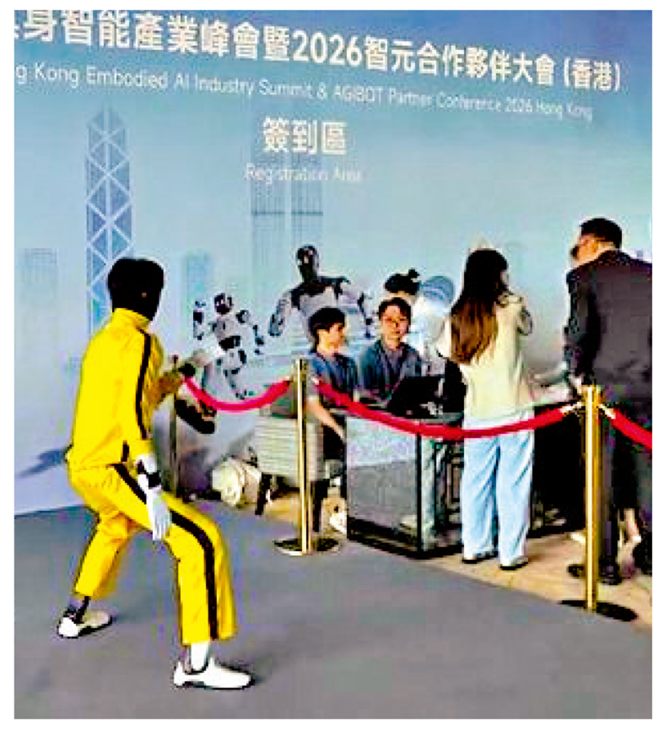 　　圖：遠征A3以李小龍造型亮相，示範飛踢、高抬腿等高難度動作。