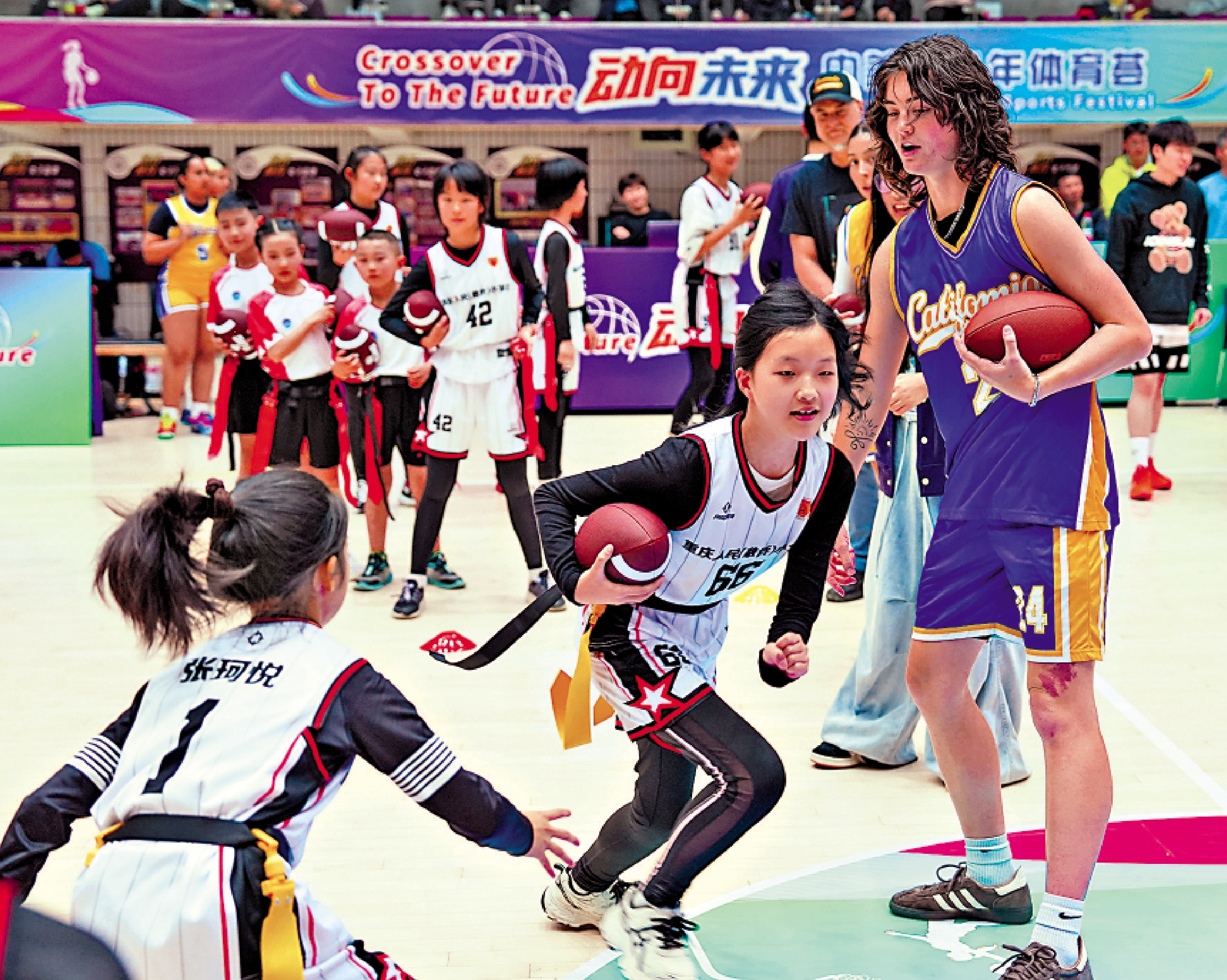 　　圖：中美必須堅持相互尊重。圖為中美青少年在重慶南開中學交流腰旗橄欖球。\中新社