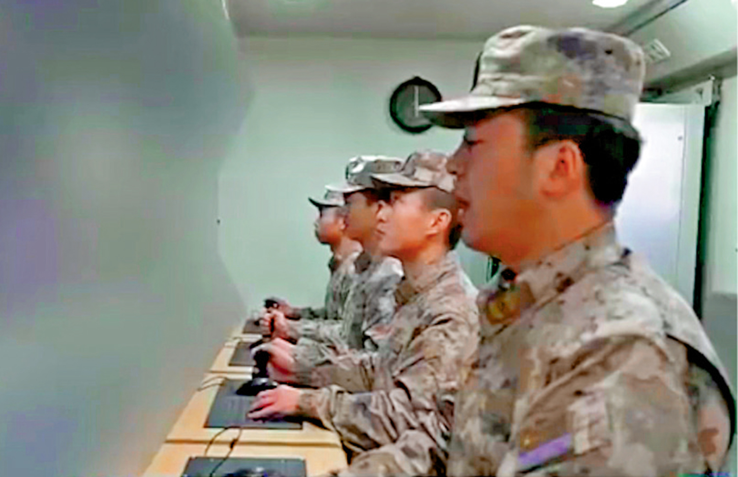 　　圖：為了防止軍事機密洩露，電視報道畫面中，試驗時海軍官兵面前的指揮屏全都打上了馬賽克。