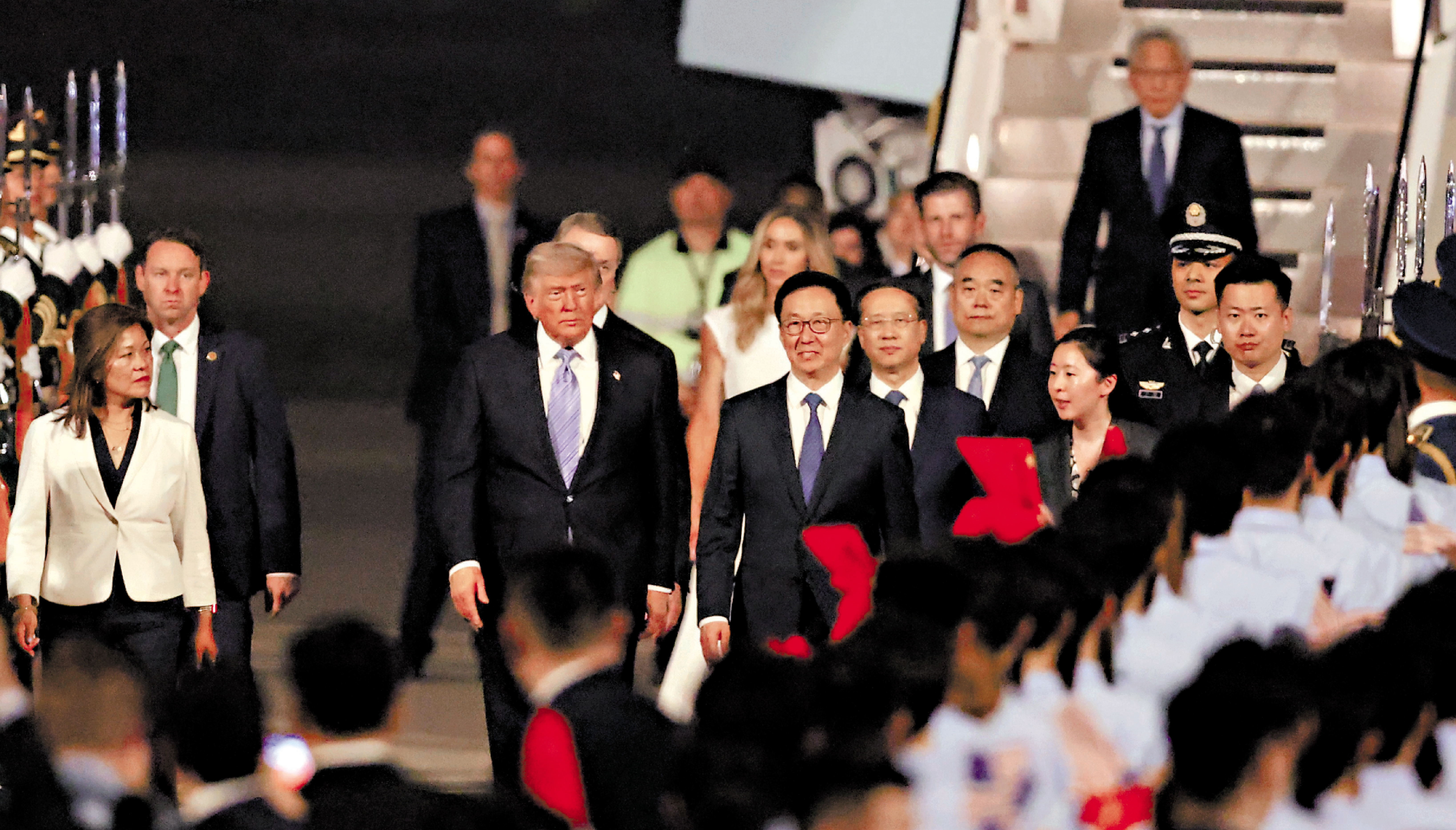 　　圖：5月13日晚，美國總統特朗普乘專機抵達北京，開始對中國進行國事訪問。國家副主席韓正前往機場迎接。\中新社