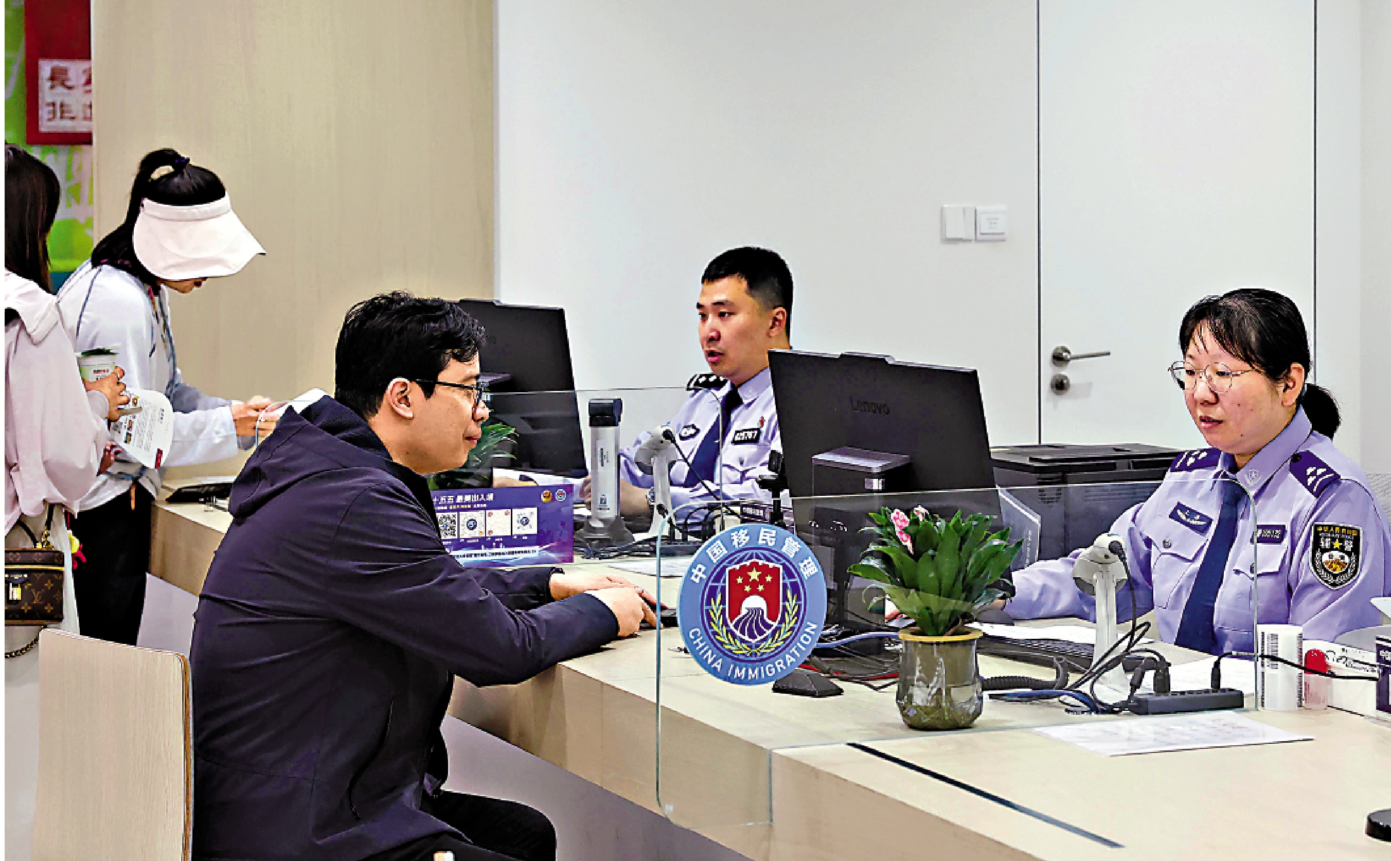 　　圖：上海市民在上海市公安局的長寧分局出入境接待大廳申請辦理台灣通行證。\中新社