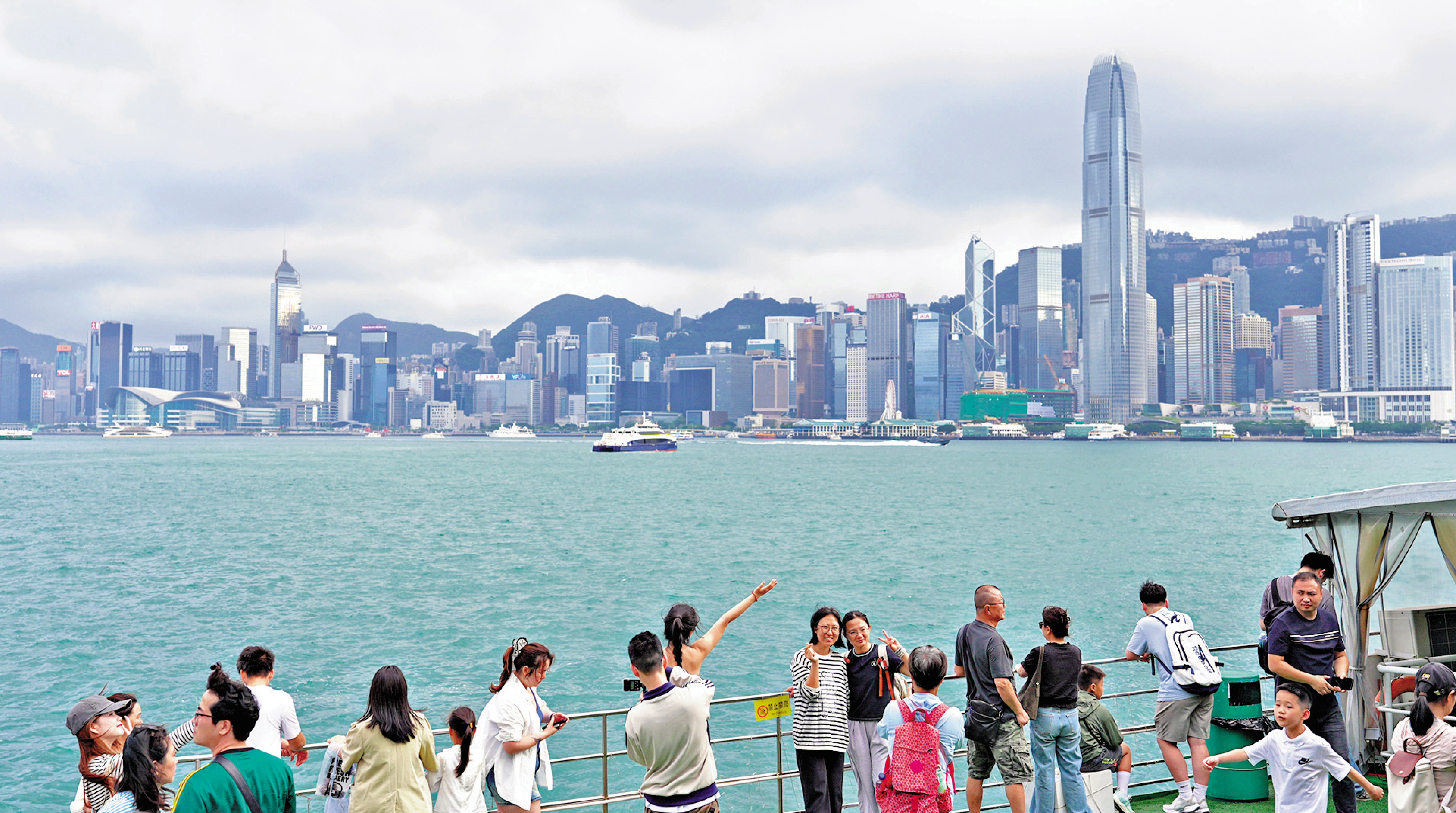 　　圖：從零售數據、工商舖成交，以至旅客回流的趨勢來看，香港經濟正走出谷底。