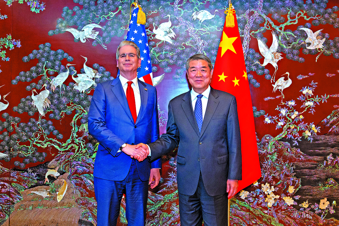 　　圖：當地時間5月13日，中美兩國經貿團隊在韓國舉行中美經貿磋商。這是磋商前中共中央政治局委員、國務院副總理何立峰與美國財政部長貝森特握手。\新華社