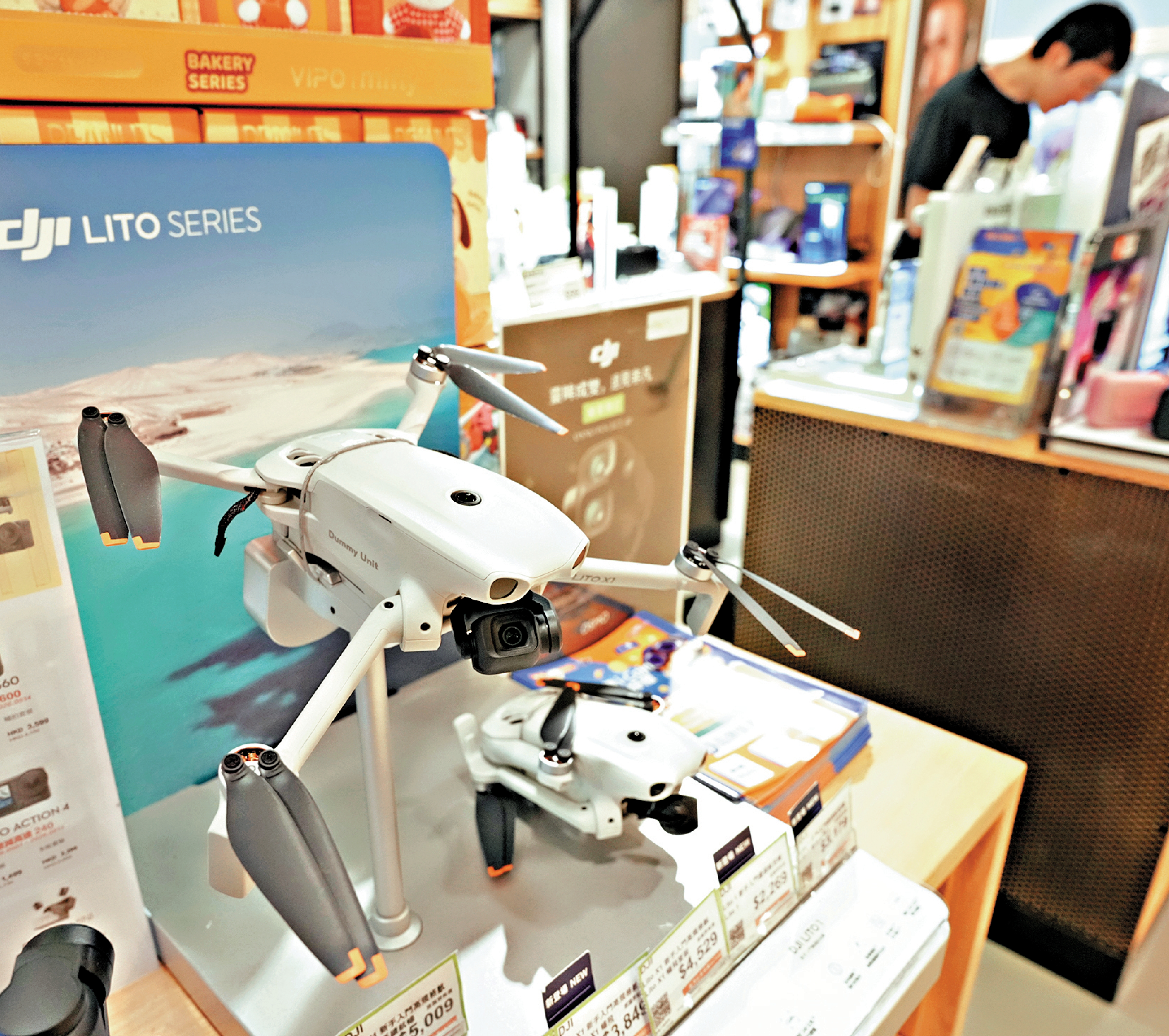 　　圖：消委會調查發現，本港多個小型無人機銷售點對《小型無人機令》的法例認知嚴重不足。\大公報記者林良堅攝