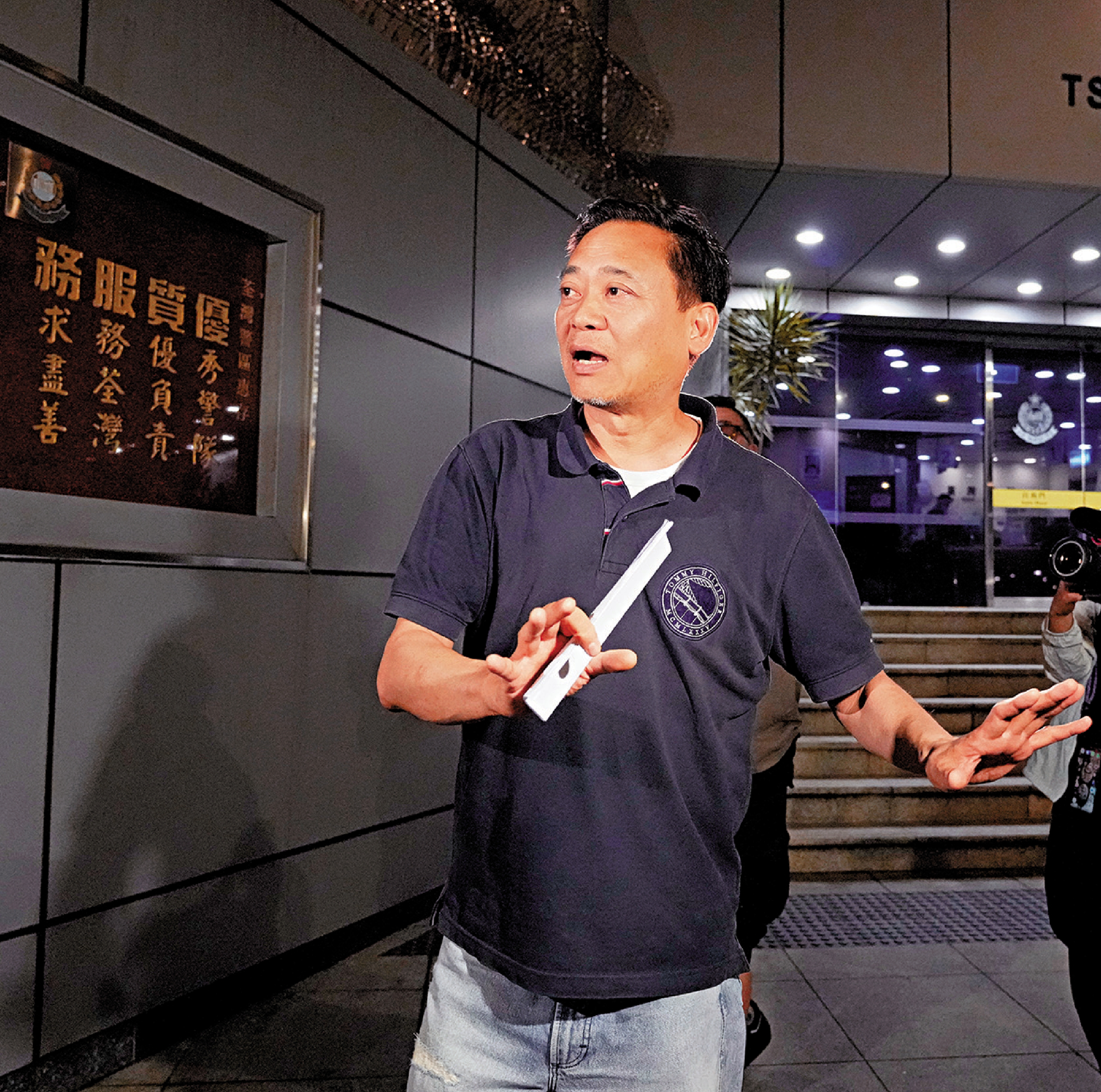 　　圖：江祥發今日凌晨獲准保釋候查，離開荃灣警署時拒絕回答記者提問。\大公報記者黃洋港攝