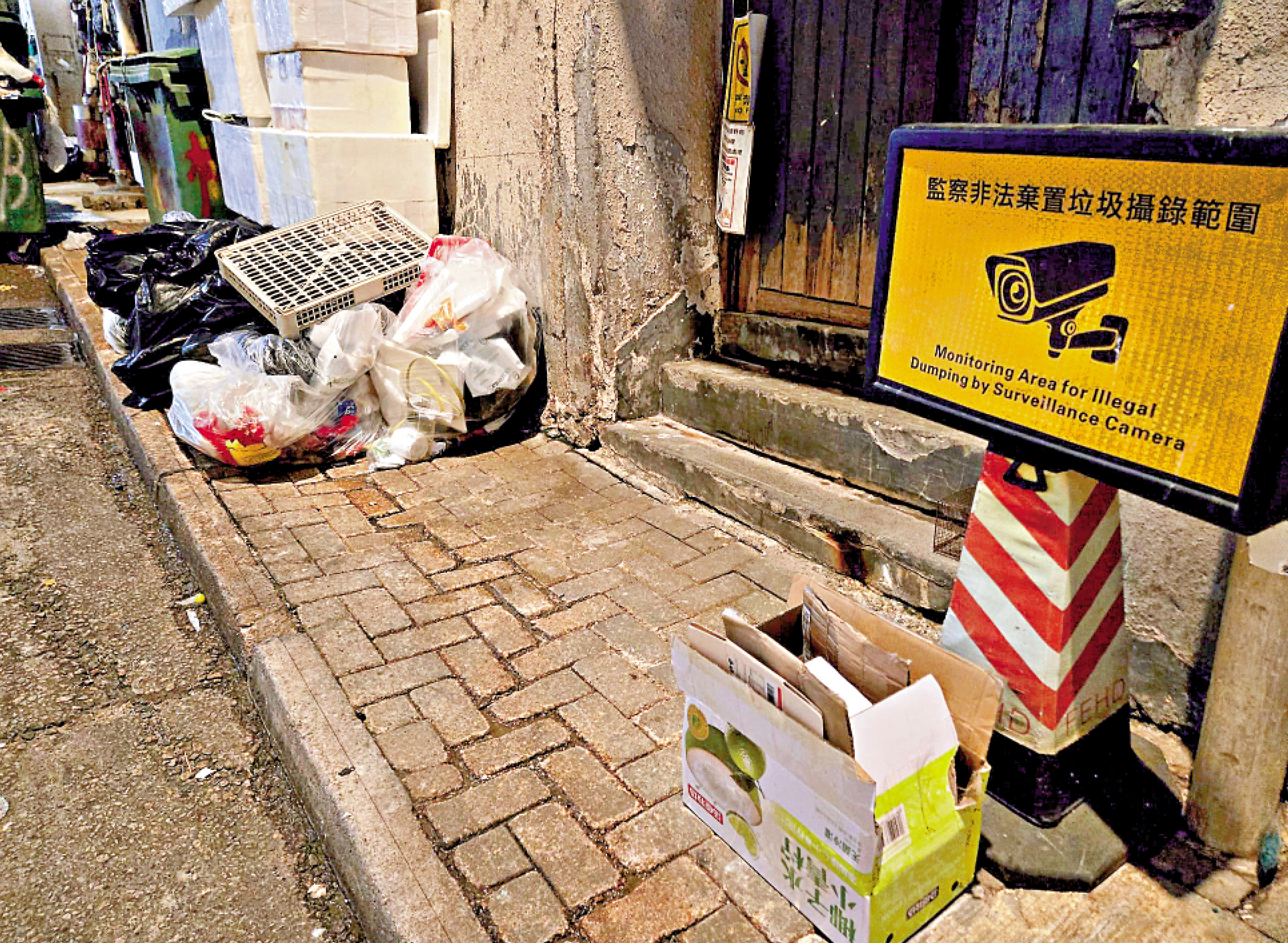 　　圖：錦屏街內裝設閉路電視，並有警告字樣，但依舊有垃圾亂棄問題。\大公報記者攝