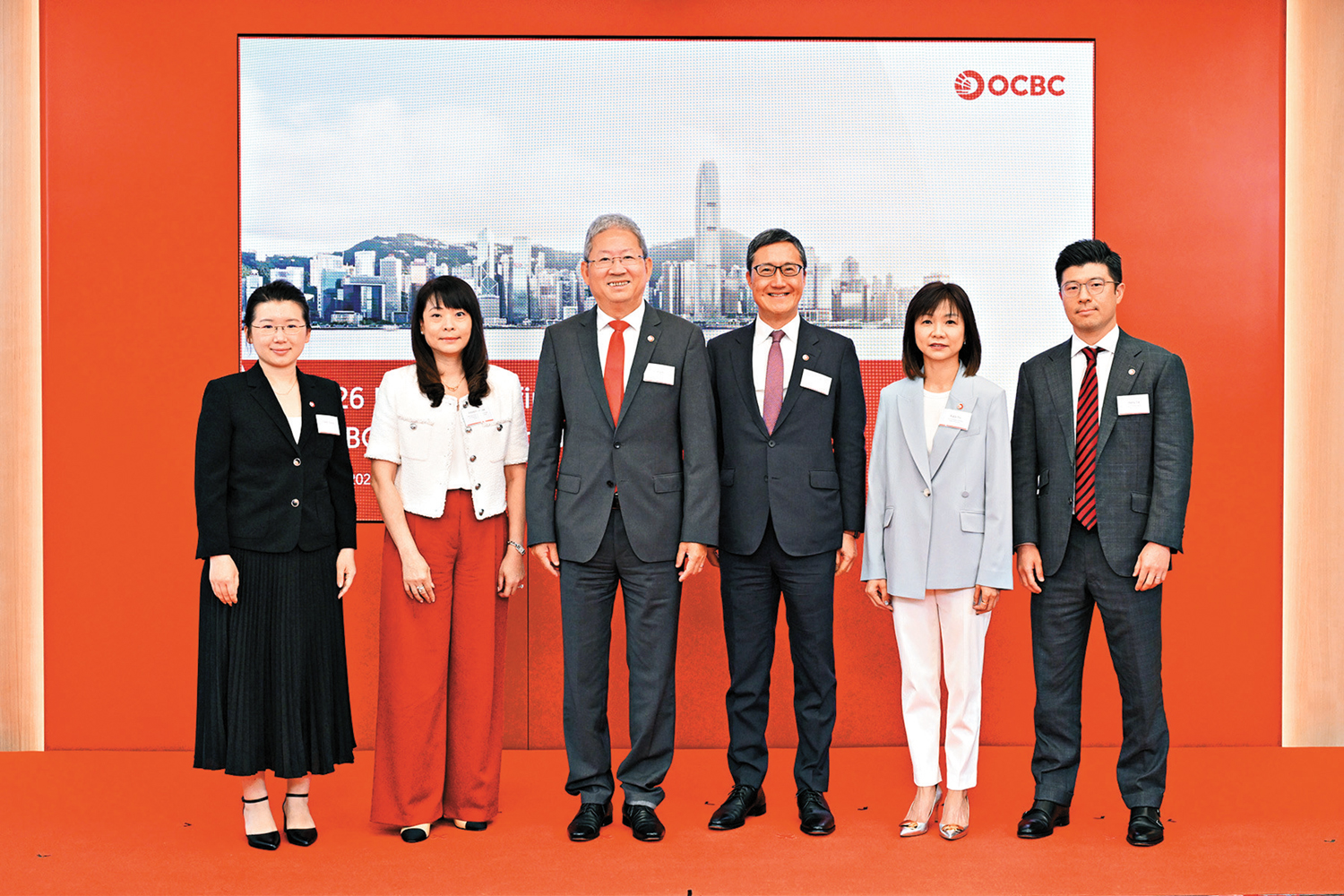 　　圖：華僑銀行透露，港澳業務首季表現強勁。圖左起：姜靜、李貴莊、王克、韋耀、姚宛汶、葛侃理。\華僑銀行供圖