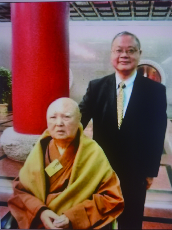 　　圖：李焯芬教授在西方寺親近永惺長老。