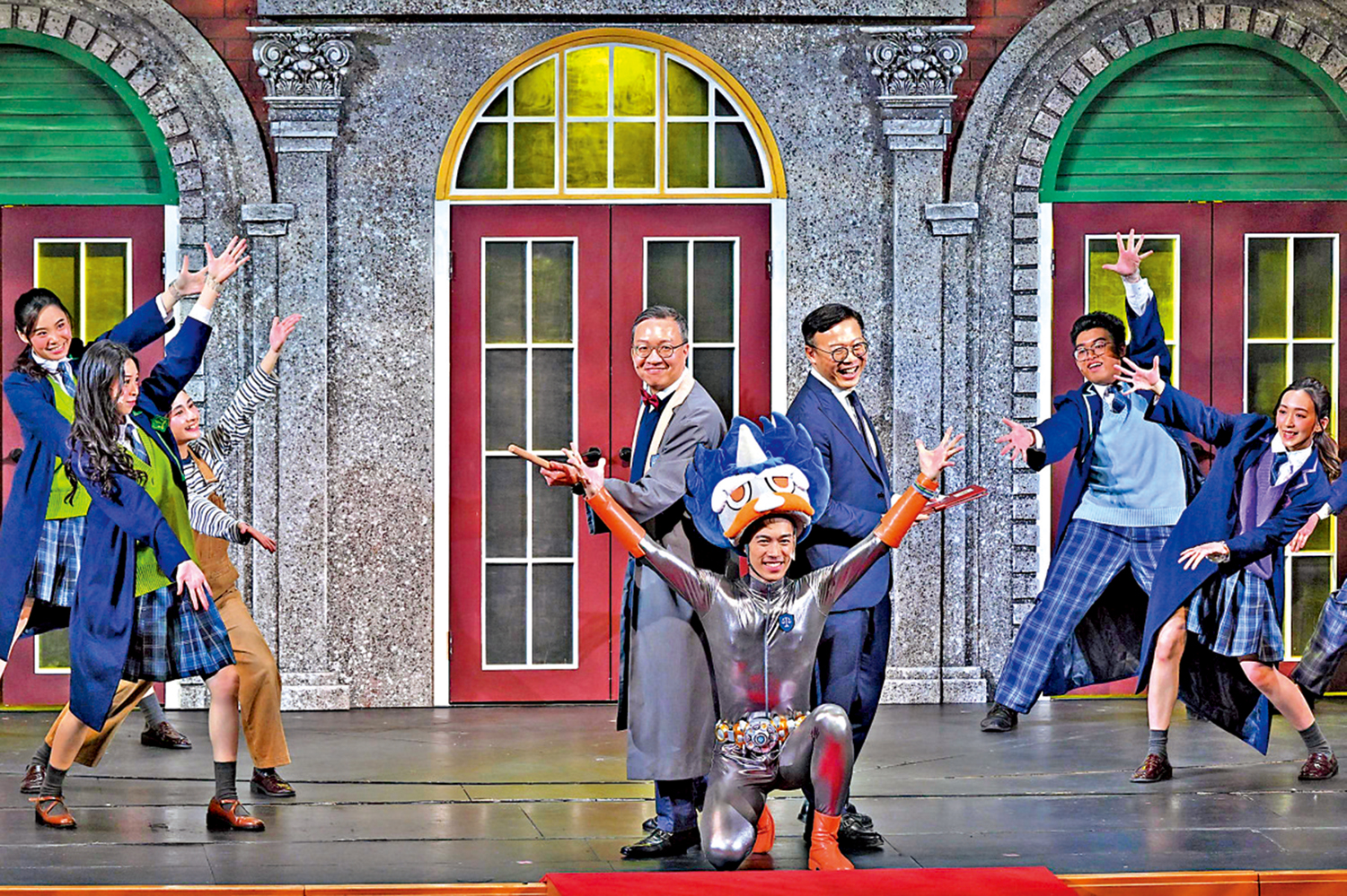 　　圖：昨日舉行的大型法治戲劇日，上演劇目《律政學院摘星大冒險》，律政司司長林定國和律政司副司長張國鈞參與演出。