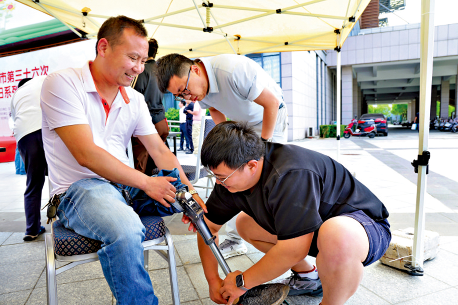 　　圖：5月16日，工作人員在江蘇省如皋市助殘日活動上對假肢進行維修保養。\新華社