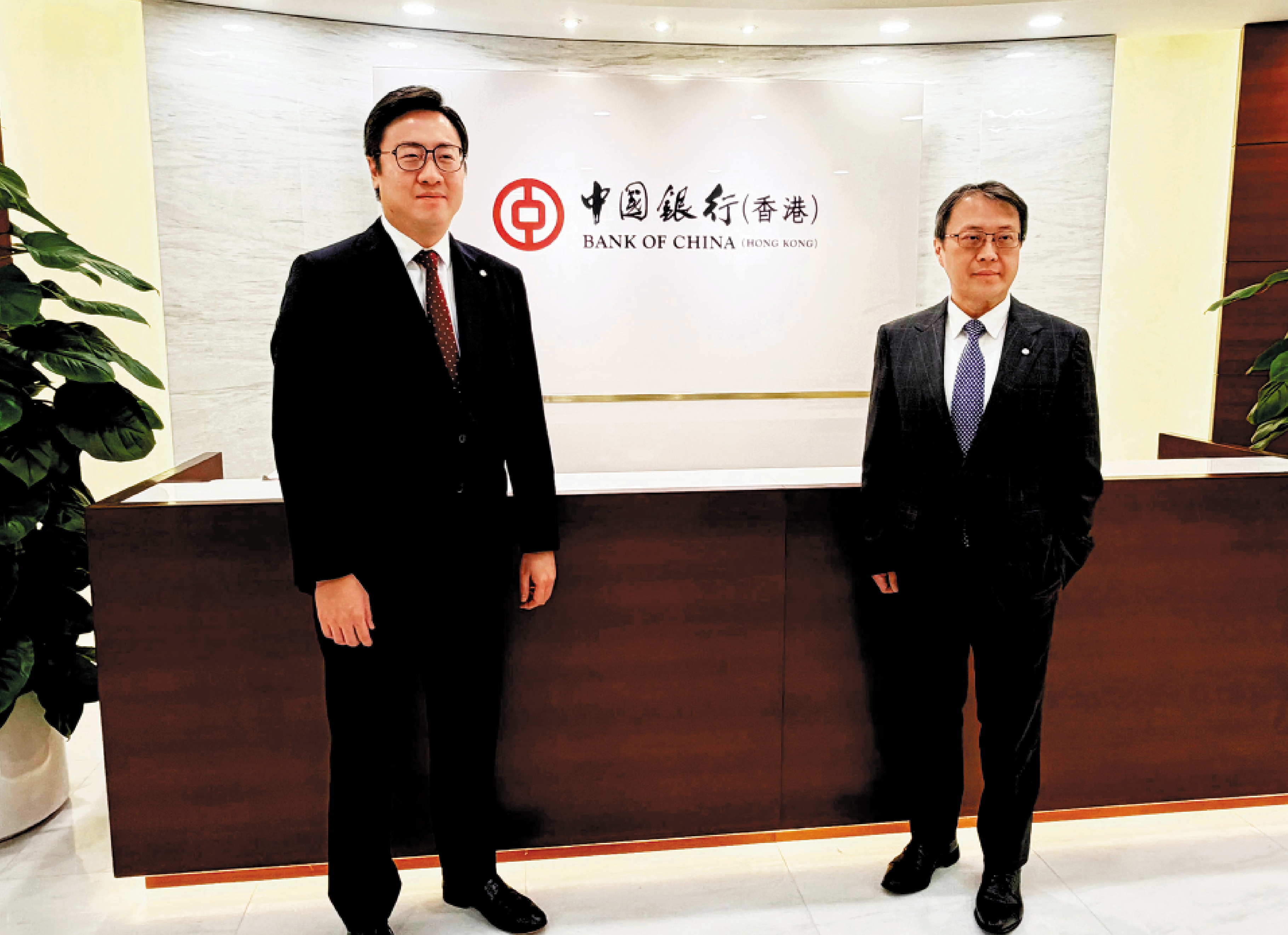 　　圖：中銀香港個人金融產品部總經理周國昌（左）及中銀人壽執行總裁鄧子平。/大公報攝