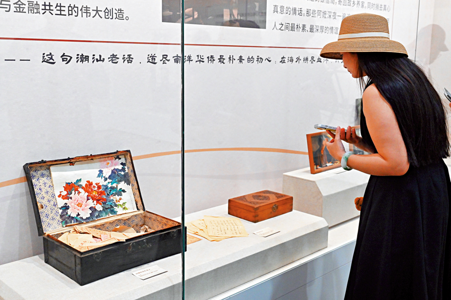 　　圖：五月十日，廣東廣州，「百年僑批 光影同行──《給阿嬤的情書》電影道具專題展」展出的僑批道具信等物件，吸引參觀者。\中新社