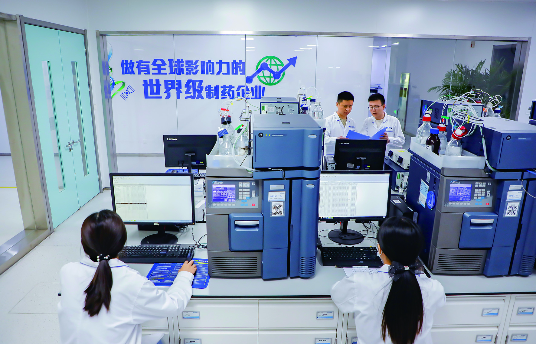 　　圖：齊魯製藥生物藥物研究院研發工程師正在進行抗體質量研究。