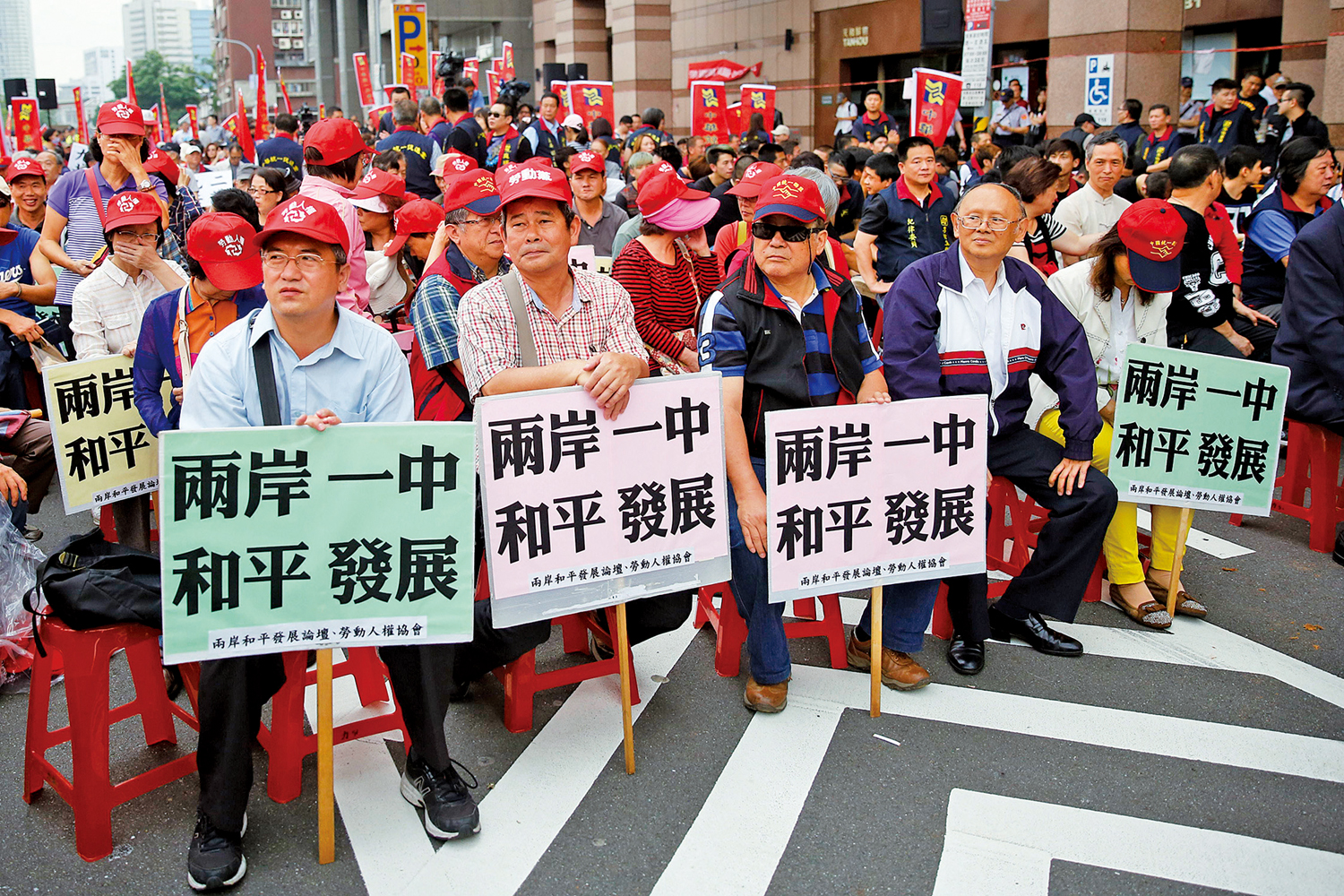 　　圖：台灣民眾舉行集會支持一個中國原則，批評民進黨當局奉行「台獨」路線。\資料圖片