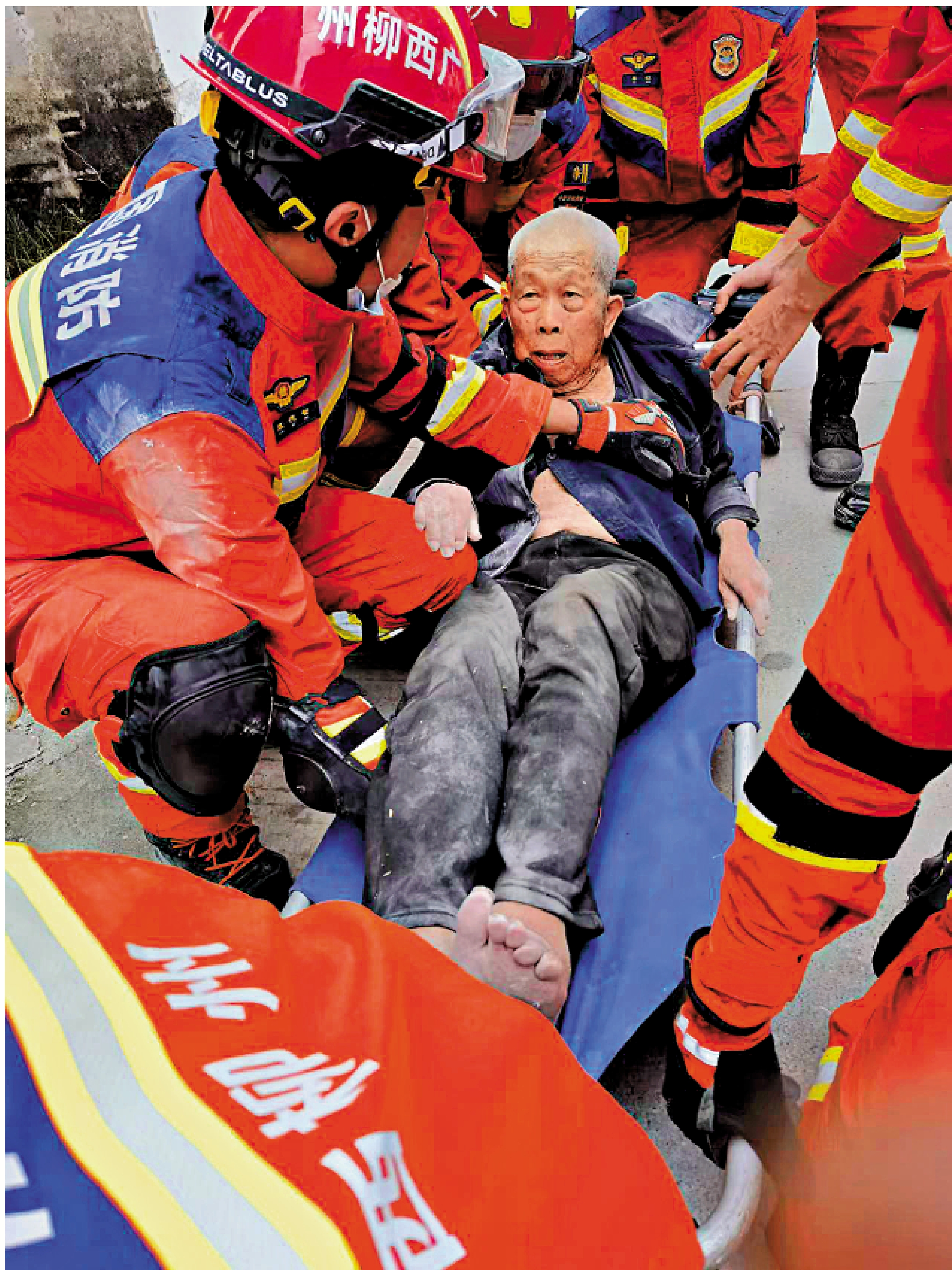 　　圖：5月18日，救援人員在廣西柳州柳南區太陽村鎮太陽村社區救出被困老人。\新華社