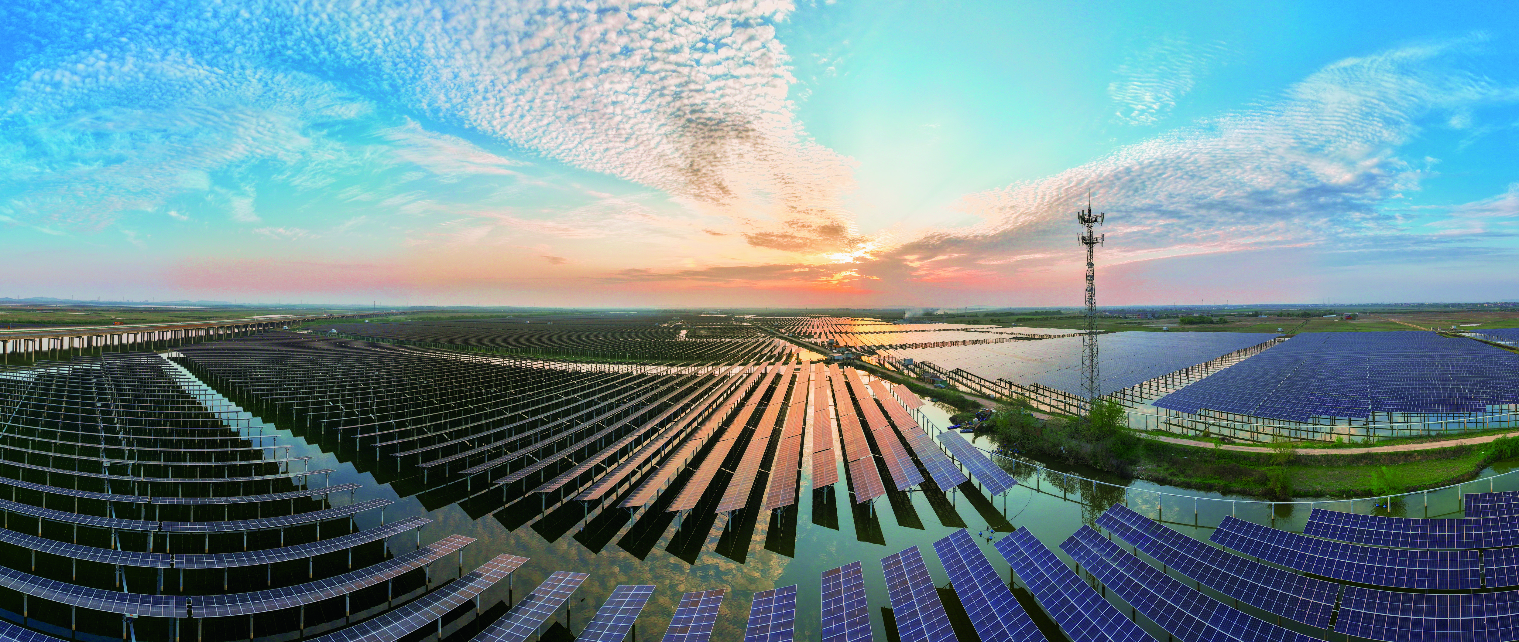 　　圖：國家能源集團松湖200MW漁光互補光伏發電項目。