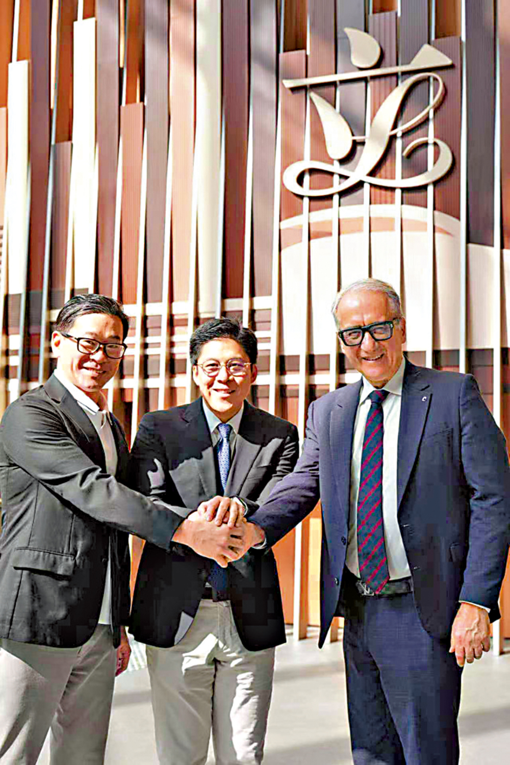 　　圖：今次國際龍舟聯合會落戶，由中國香港龍舟總會同仁的推動，以及立法會議員霍啟剛（中）的協調。