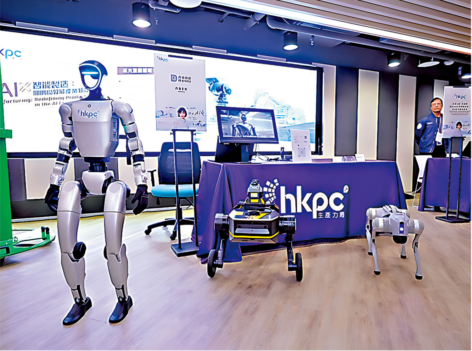　　圖：「AI with HKPC」智慧AI方案展上，展出多項AI創新方案。