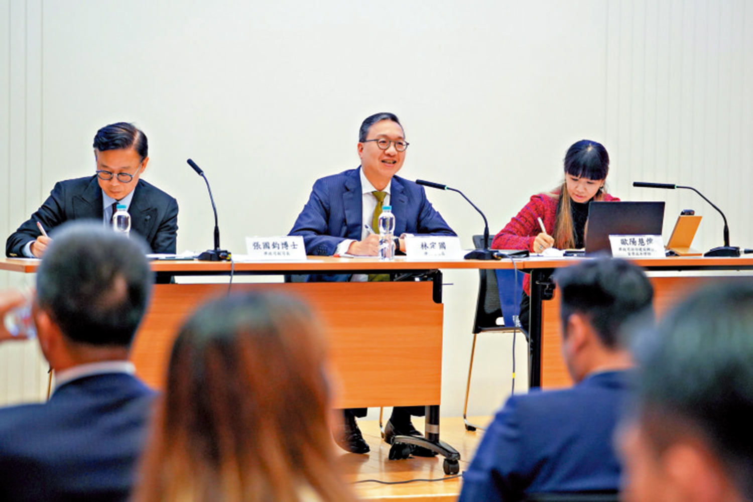 　　圖：律政司昨日舉行諮詢會，就特區政府正制訂首份香港五年規劃，廣泛聽取社會意見。