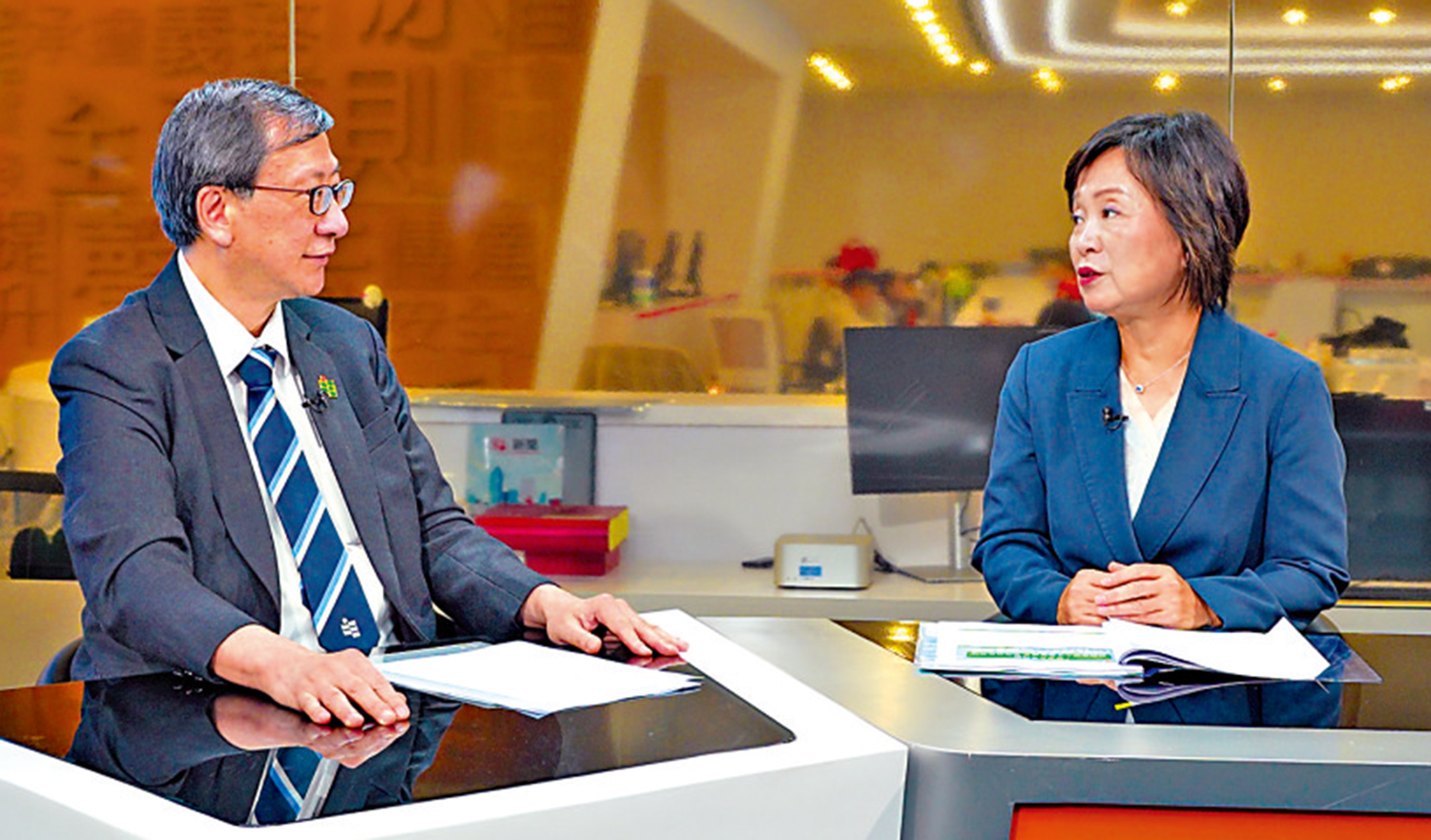 　　圖：在《教育建言》節目內，蔡若蓮與主持李子建探討打造「留學香港」品牌。