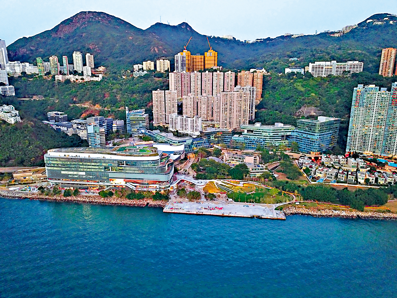 　　圖：碧瑤灣鄰近數碼港，一個套三房單位獲內地專才買入自住。