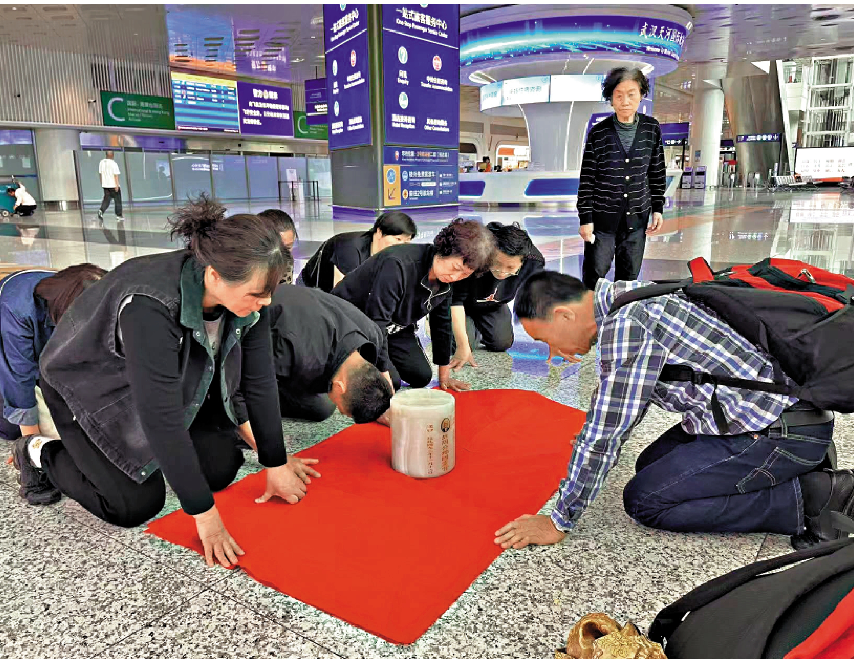 　　圖：台灣高雄左營區祥和里里長劉德文最近再次送老兵骨灰回大陸故里。\受訪者供圖