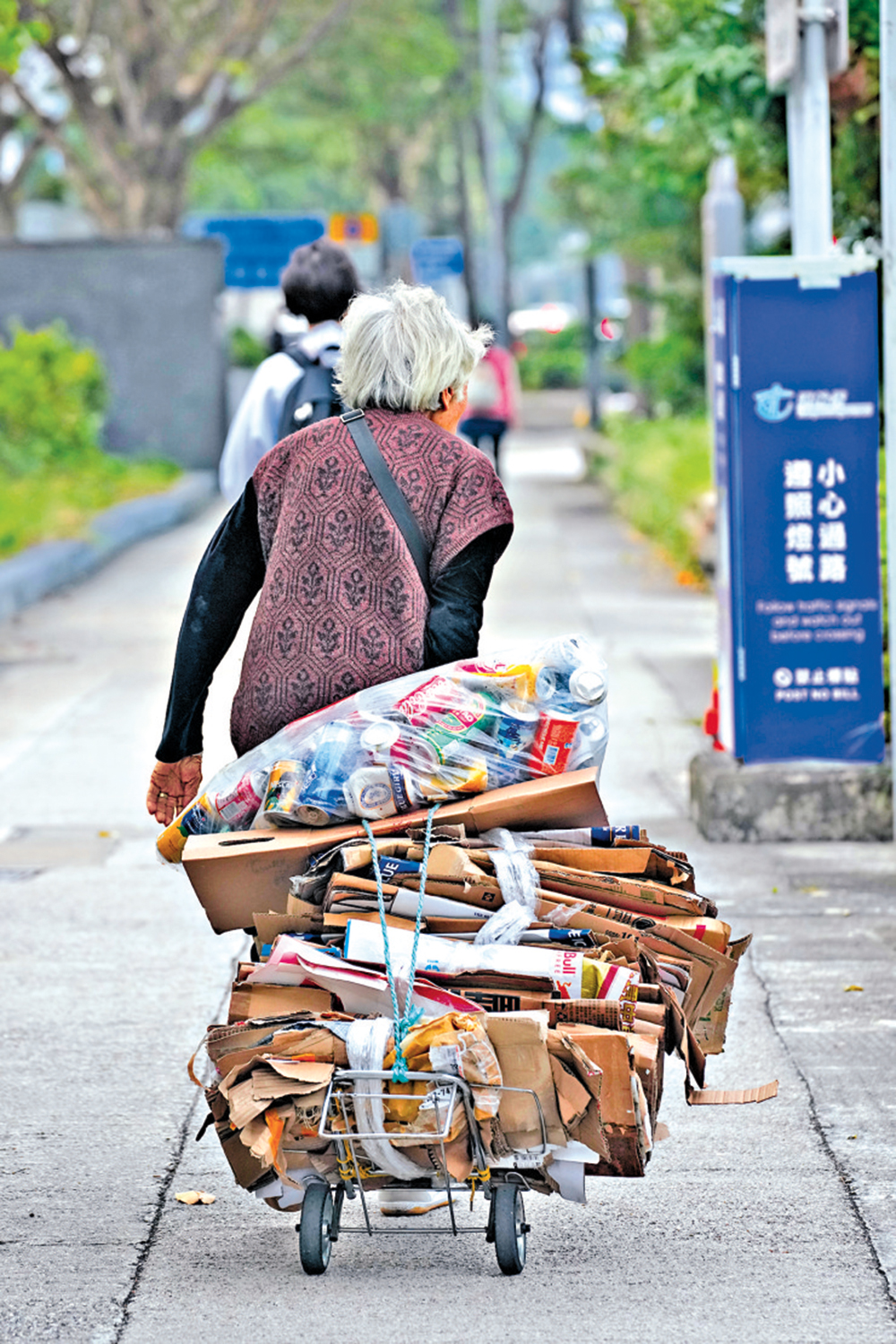 　　圖：綜援、生果金、長生津及傷殘津貼昨起出「雙糧」，涉款約64.9億。\大公報記者 蔡文豪攝