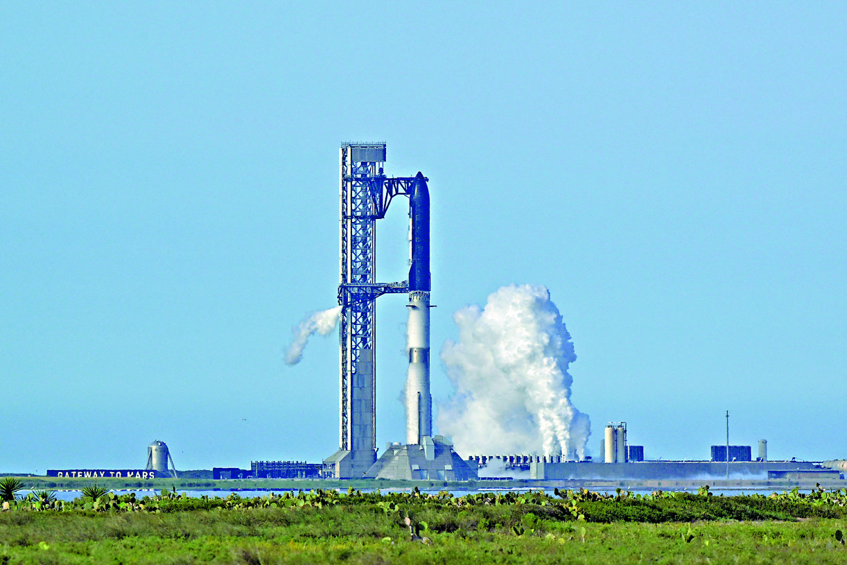 　　圖：SpaceX的「星艦」火箭21日在美國得州的發射基地準備試飛。\路透社