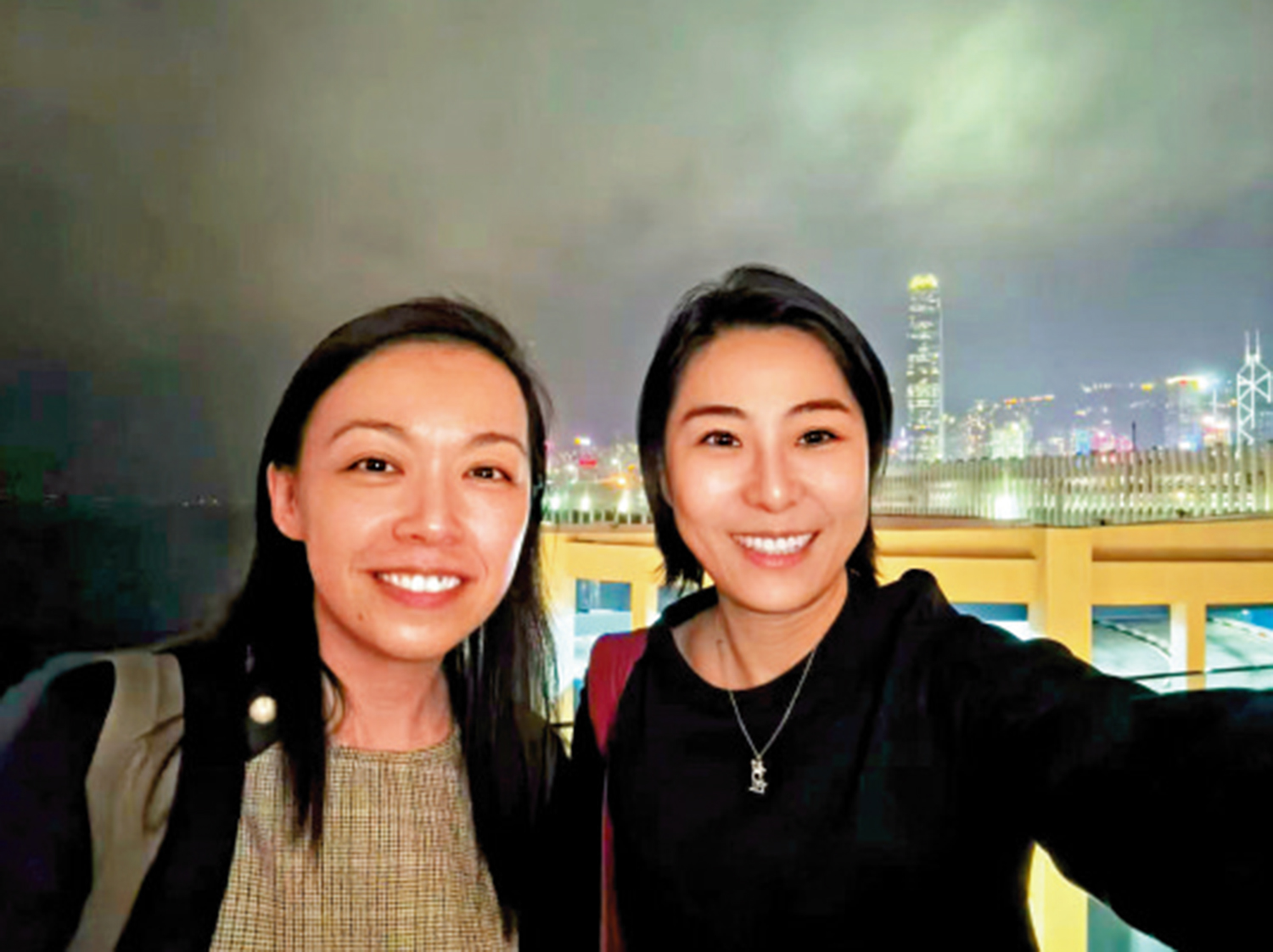 　　圖：嶺大學者李佳（右）與黎家盈在香港合照。