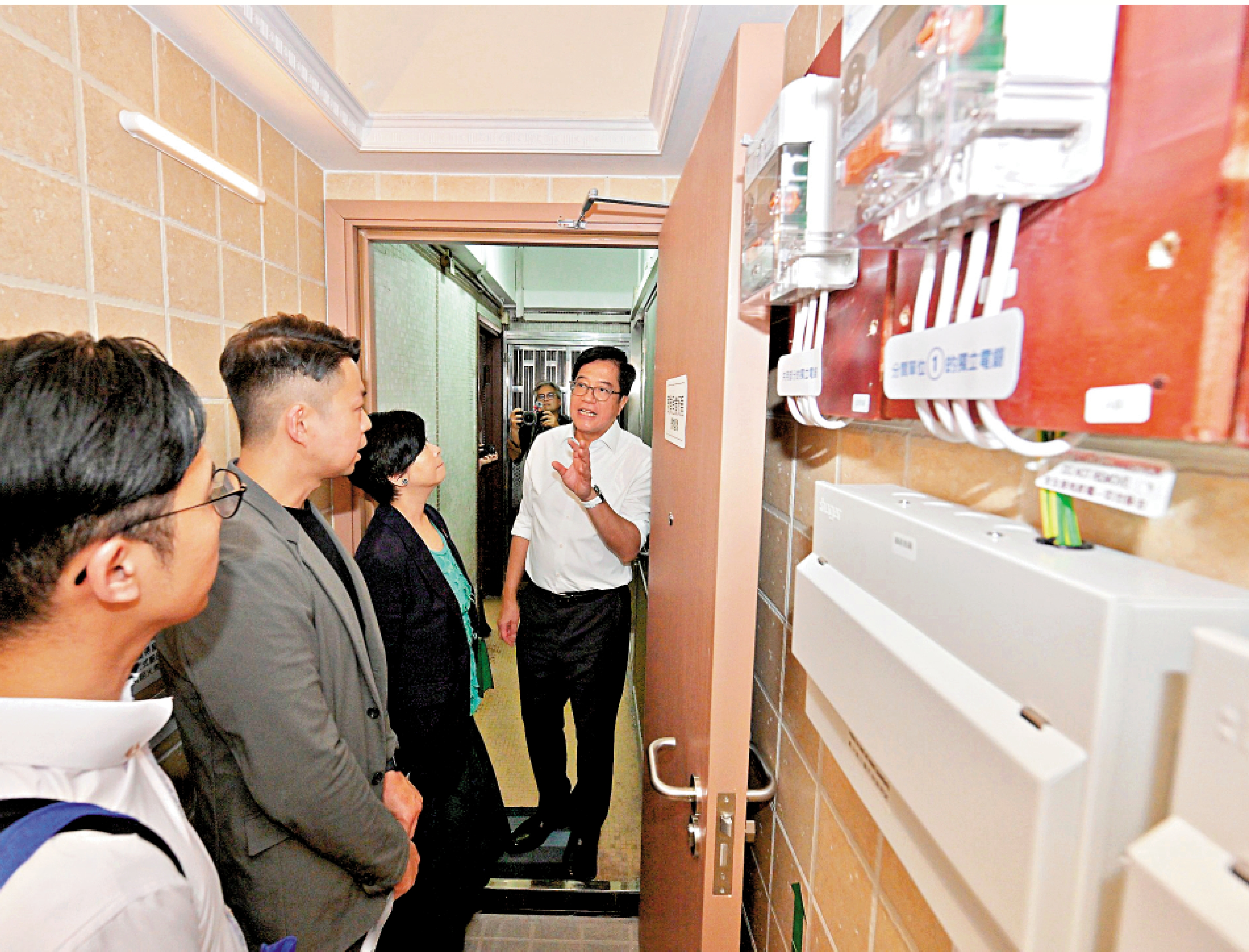 　　圖：何永賢早前與財政司副司長黃偉綸參觀房屋局改裝的簡樸房「樣板房」。