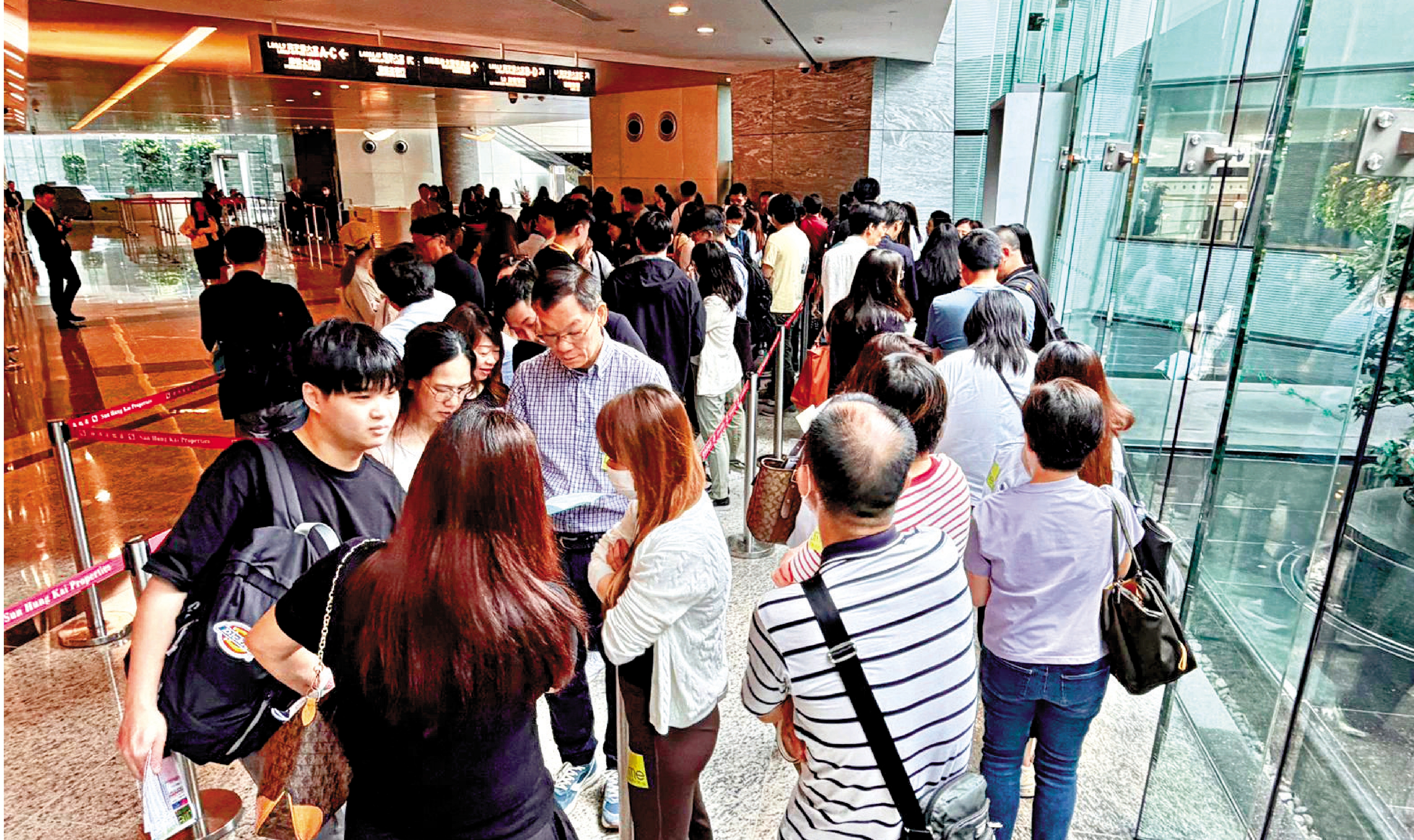 　　圖：形瑨昨日第三輪銷售，場面熱鬧。
