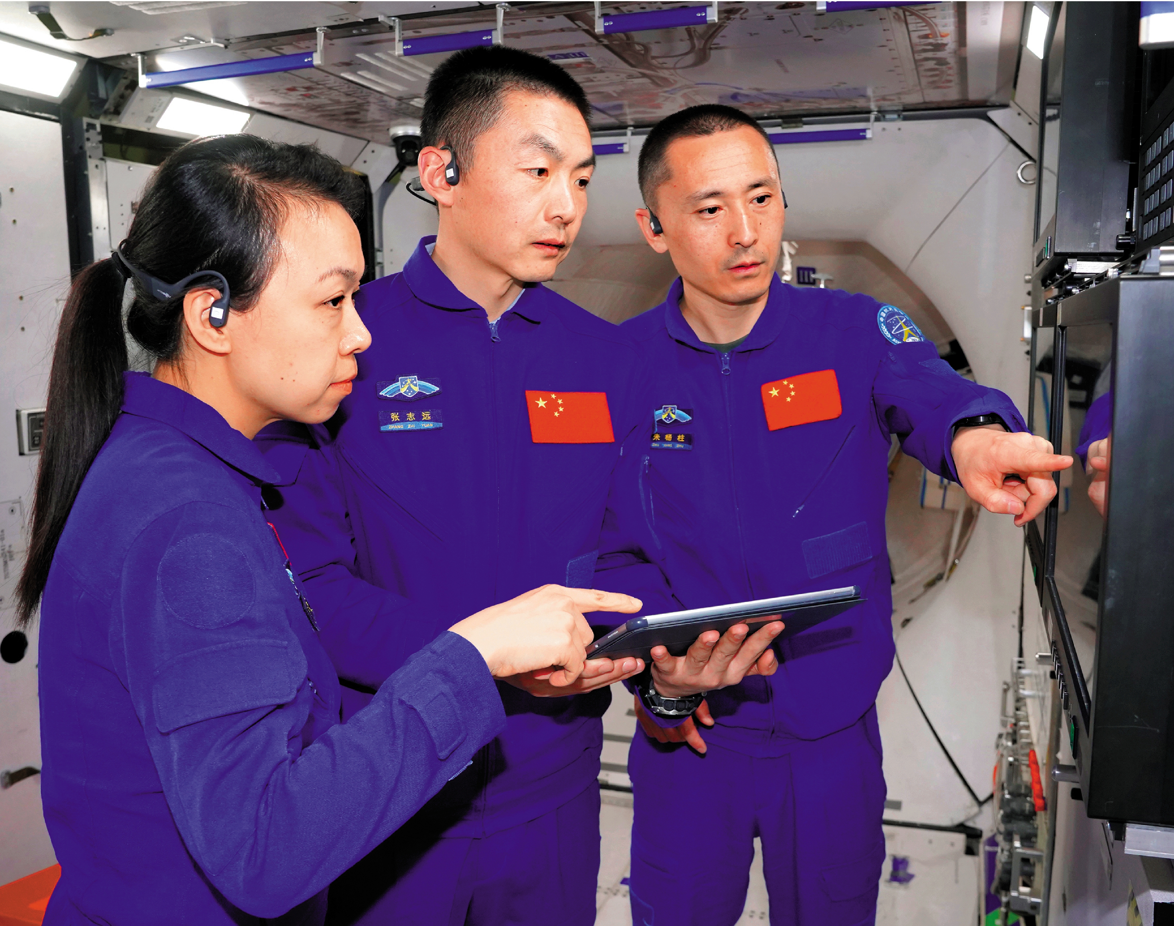 　　圖：朱楊柱（右）、張志遠（中）、黎家盈（左）進行空間站組合體應急與故障處理訓練。\中通社