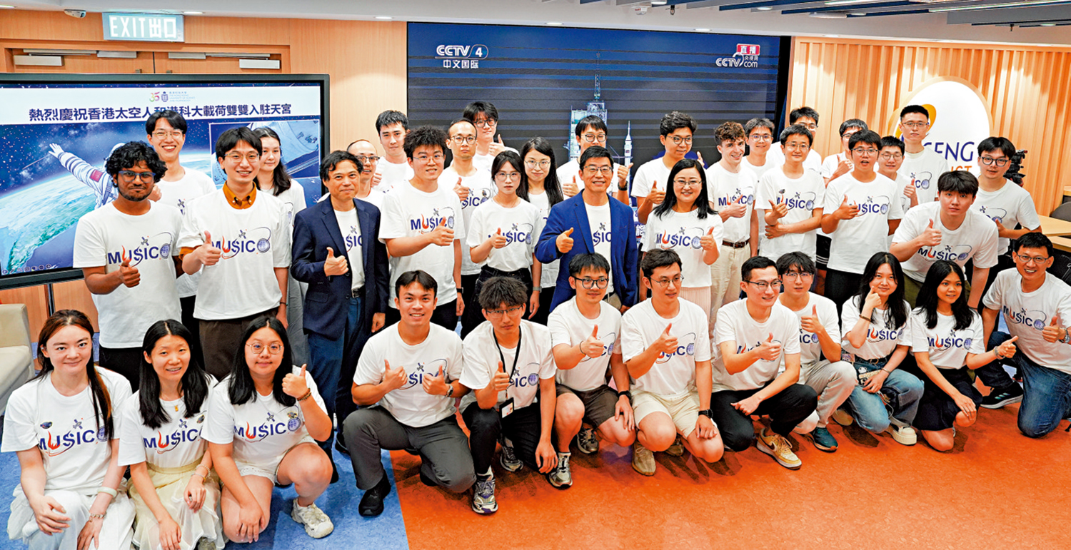 　　圖：科大約50名師生昨晚齊聚校園觀看火箭升空電視直播，現場氣氛熱烈高漲，當火箭騰飛一刻，師生紛紛報以熱烈掌聲及歡呼。