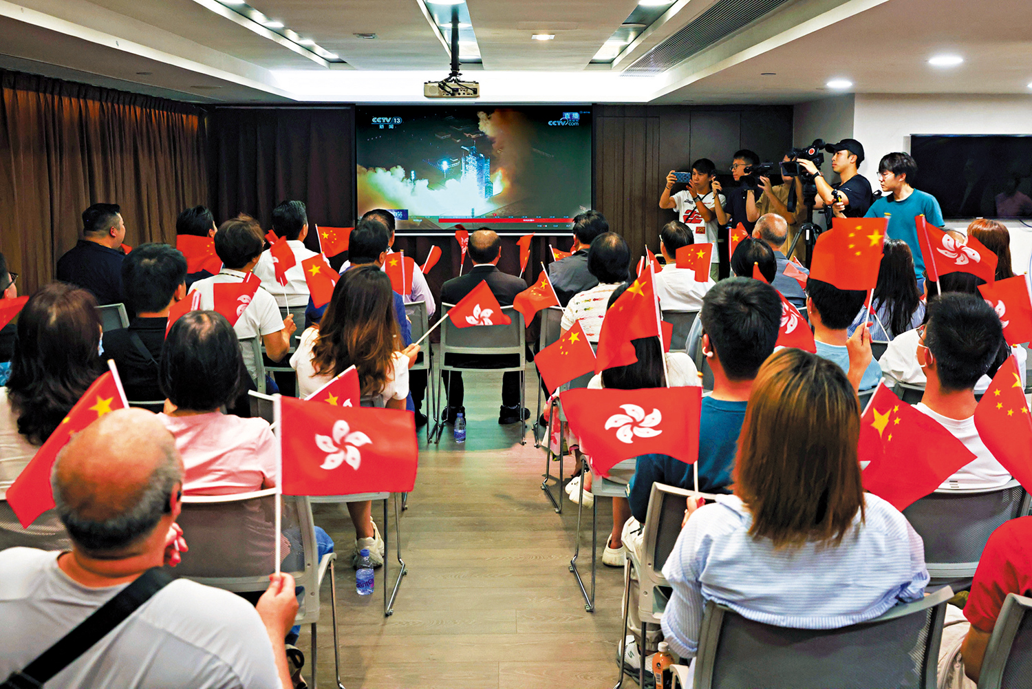 　　圖：五月二十四日晚上，香港廣東社團總會集體觀看神舟二十三號載人飛船升空直播，見證香港首位航天員黎家盈出征太空。