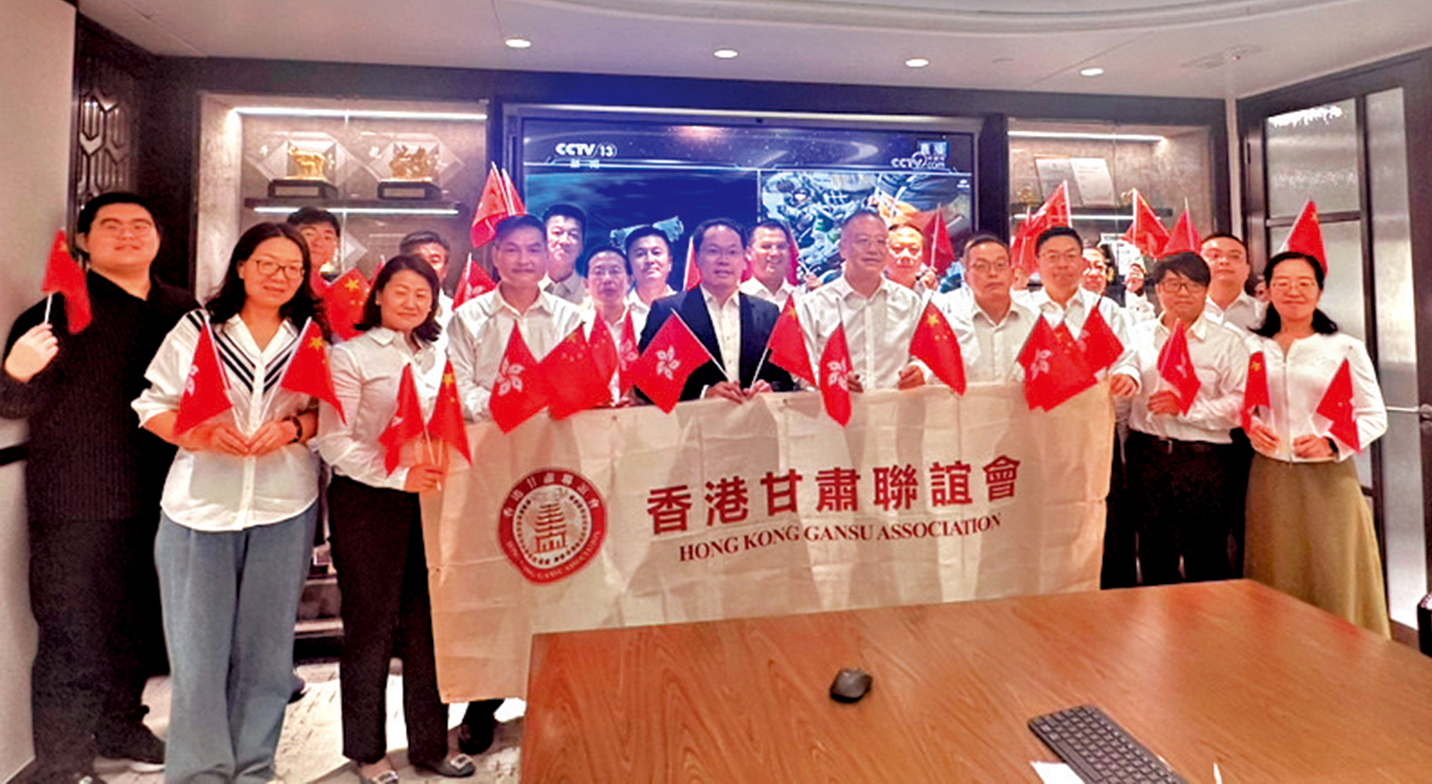 　　圖：香港甘肅聯誼會成員觀看神舟二十三號載人飛船沖天而起的壯麗畫面。