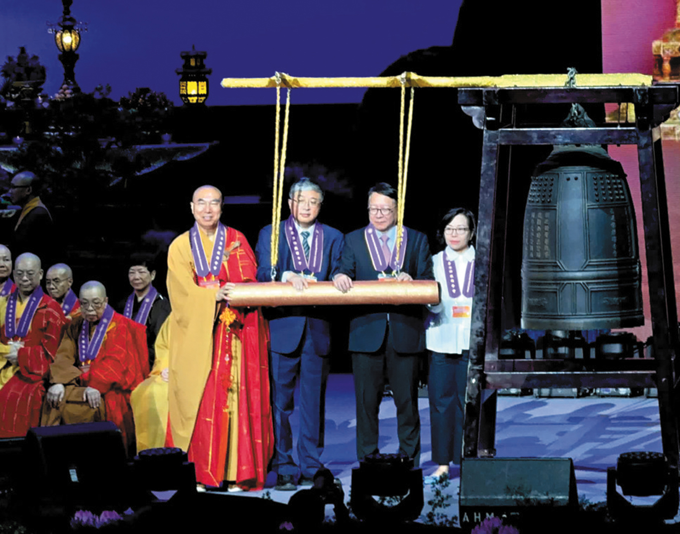 　　圖：陳國基聯同寬運法師等嘉賓共同敲響吉祥鐘。\大公文匯全媒體記者周禹含攝