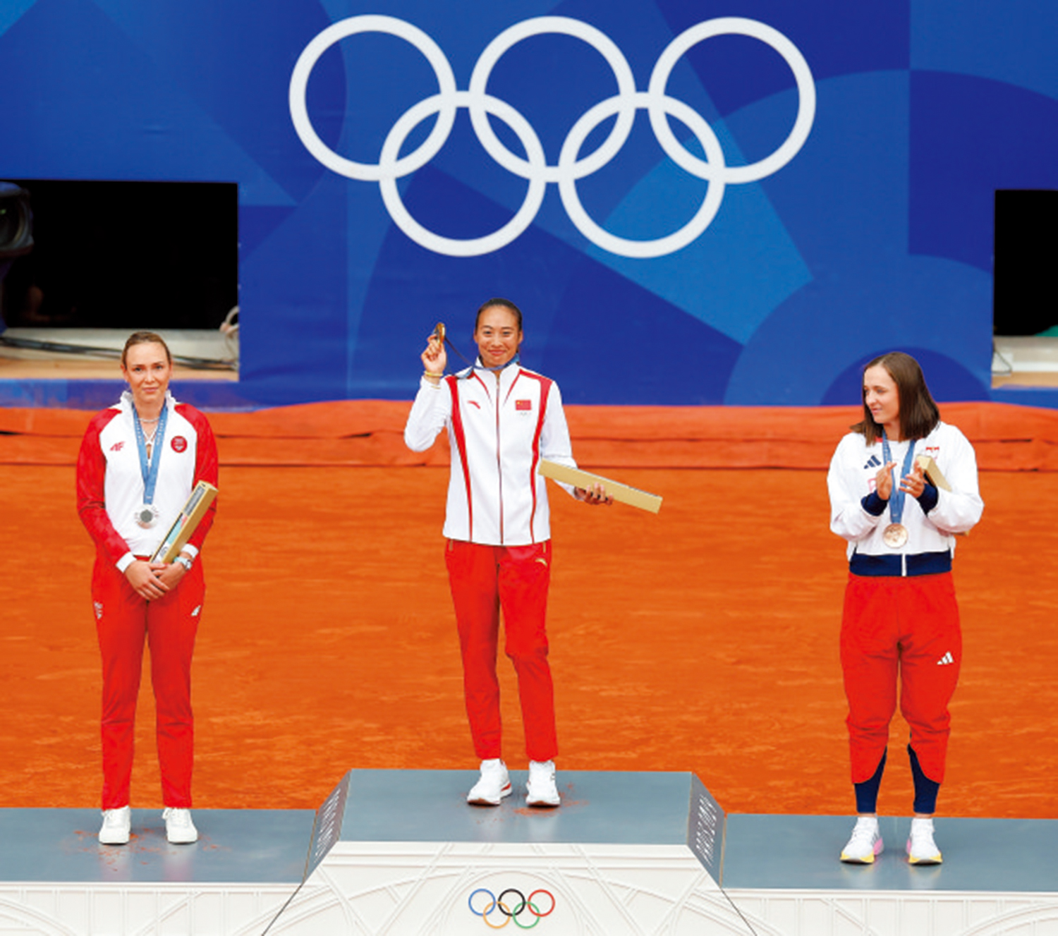 　　圖：鄭欽文（中）在2024年巴黎奧運奪得女單金牌。