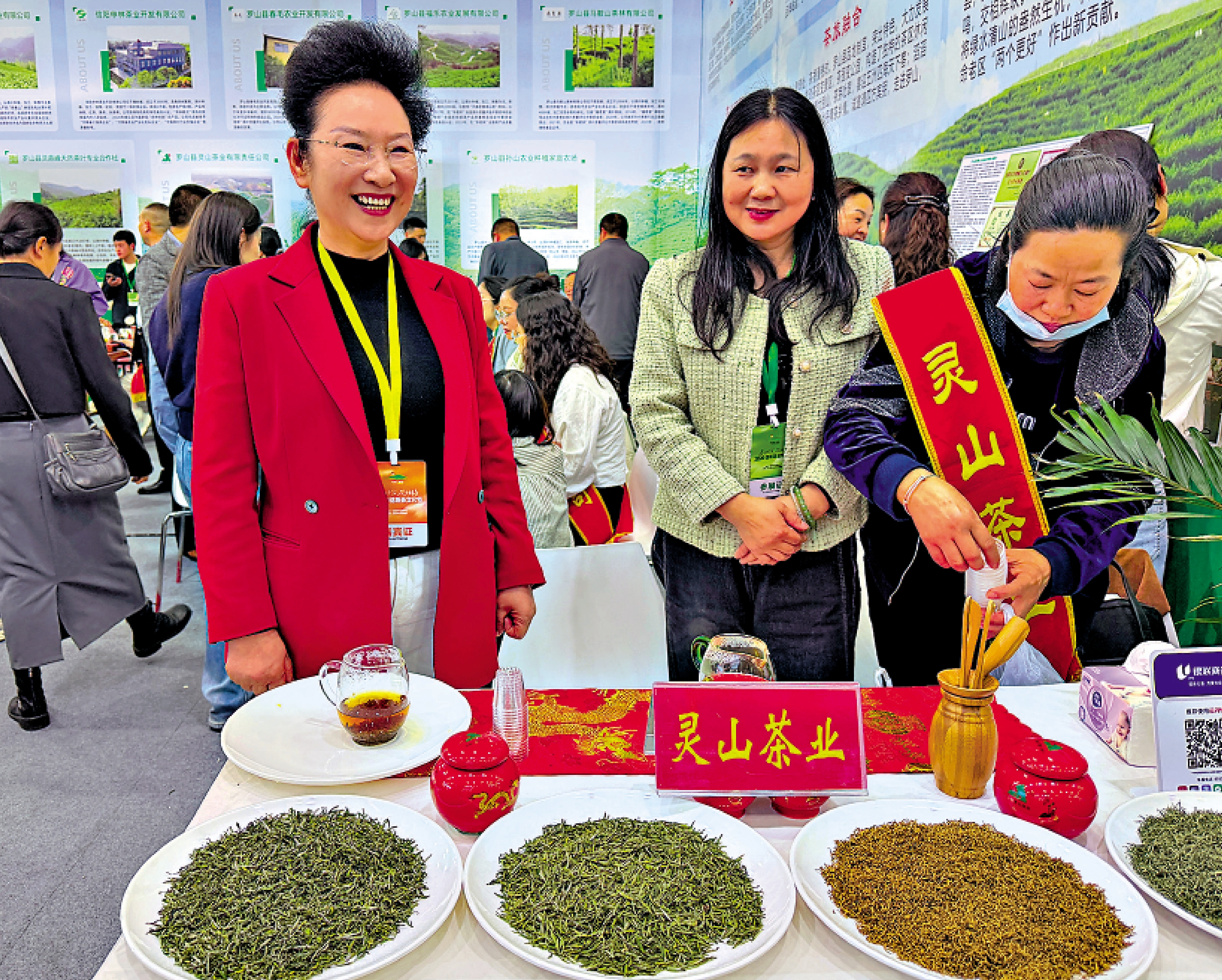 　　圖：錢曉玲（左一）表示，羅山茶葉品質好，而紅二十五軍出發地就在羅山縣何家村，這為「紅茶＋紅旅」提供了天然的土壤。