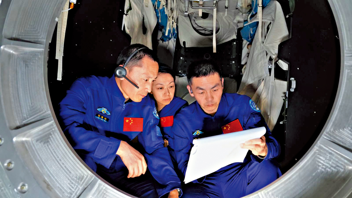 　　圖：神舟二十三號航天員乘組朱楊柱（左）、張志遠（右）和黎家盈（中）三人在組合體模擬器進行操作訓練。