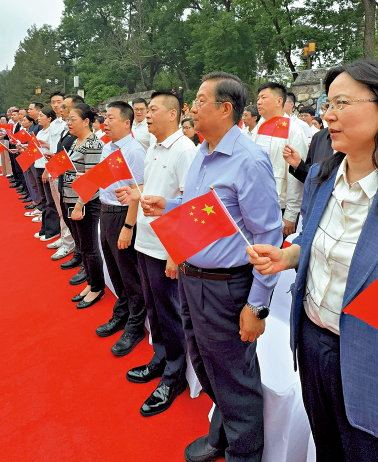 　　圖：中國首位航天員楊利偉（前排右四）亦有出席紀念日活動，圖為現場大家齊唱《沒有共產黨就沒有新中國》。