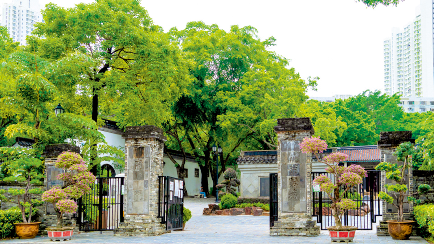 　　圖：九龍寨城公園南門。