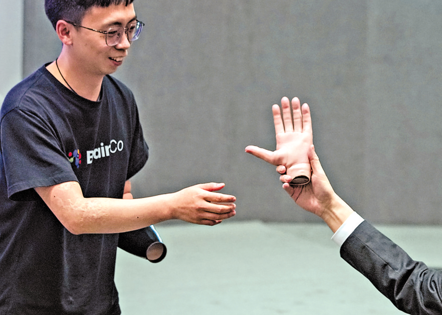 　　圖：項目中的仿生義肢具AI功能，圖為用家藉肌肉遙控操作仿生手掌。\大公報記者蔡文豪攝