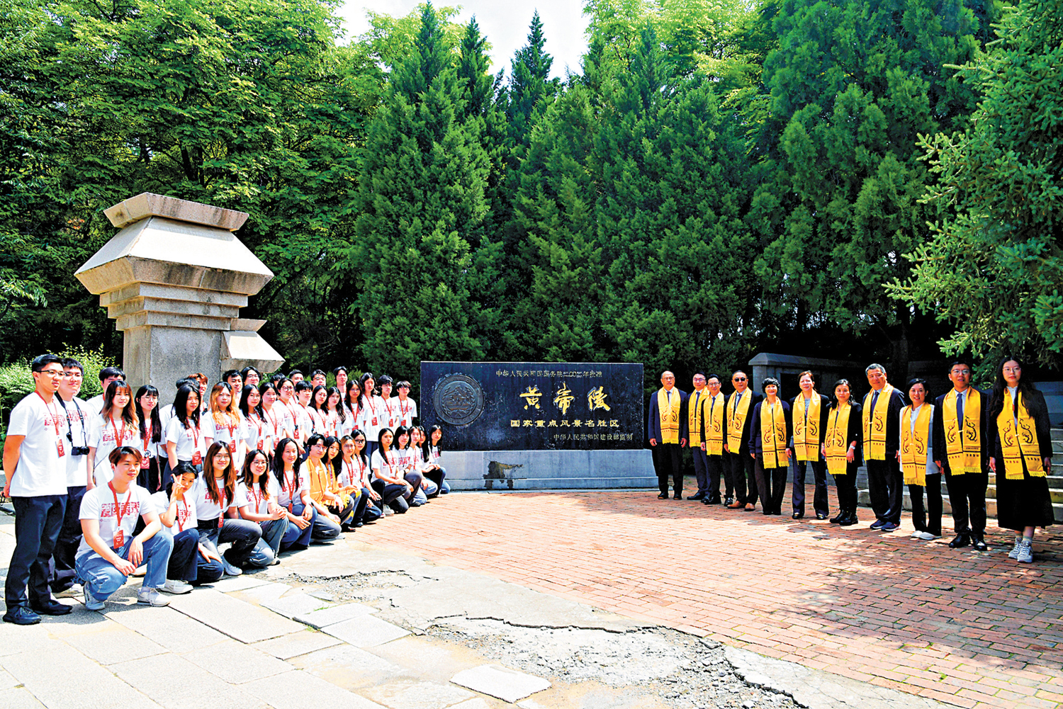 　　圖：香港理工大學愛國主義教育研習營陝西行近五十名師生拜謁黃帝陵。\大公報記者李陽波攝