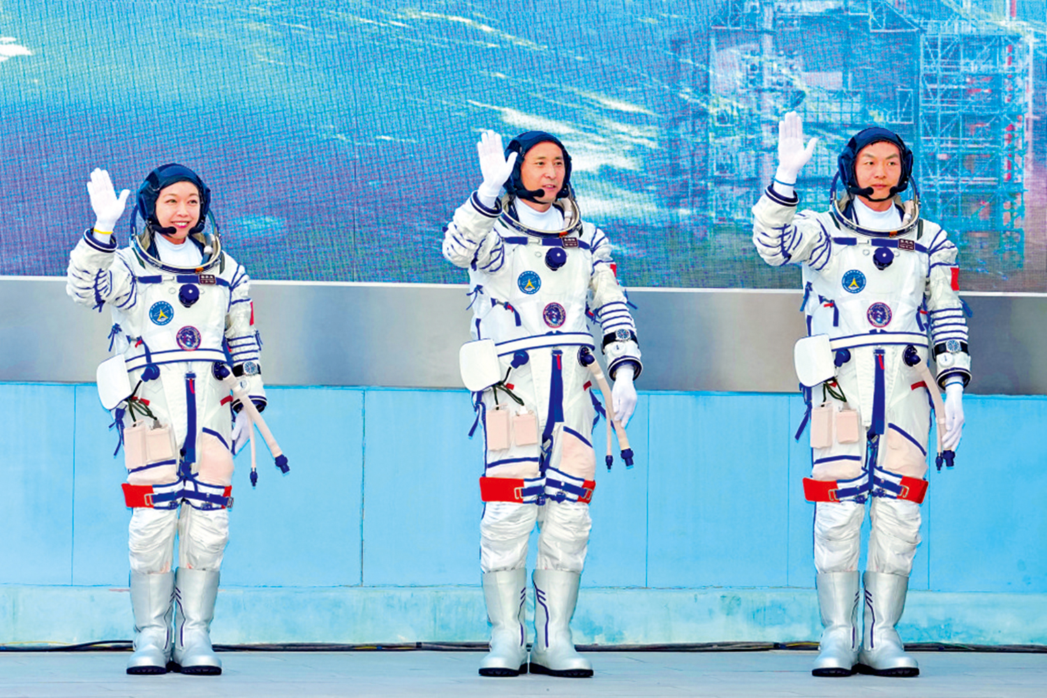 　　圖：五月二十四日，神舟二十三號航天員乘組出征儀式在酒泉衛星發射中心問天閣圓夢園廣場舉行，左一為黎家盈。\中新社